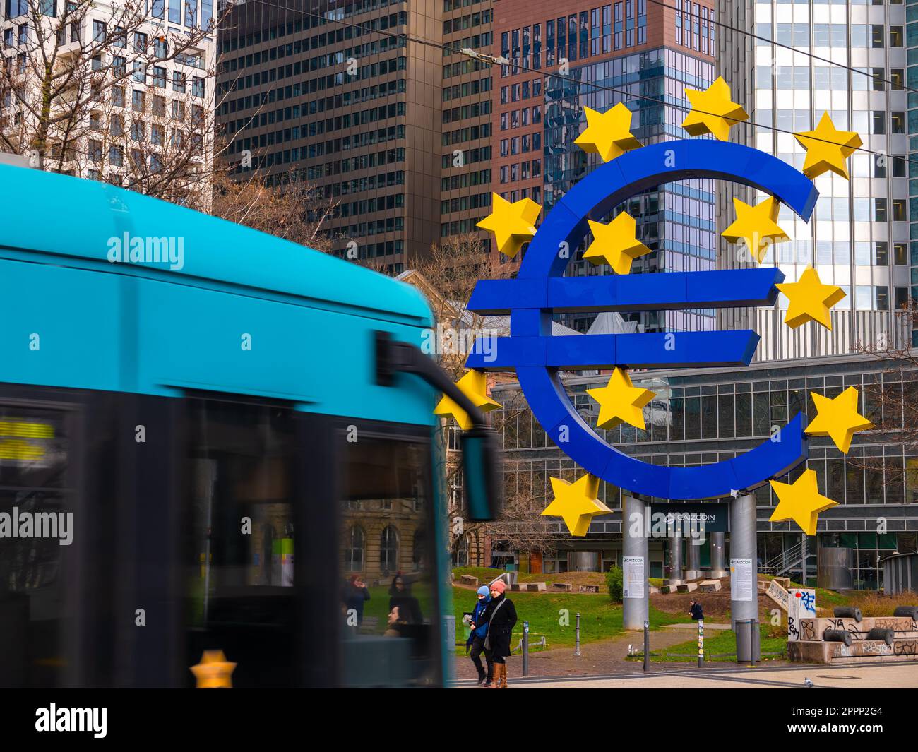 Francoforte sul meno, Germania - 29 gennaio 2023: Simbolo gigante dell'euro che simboleggia il mercato finanziario europeo e l'Eurozona alla sede della Banca centrale europea Foto Stock
