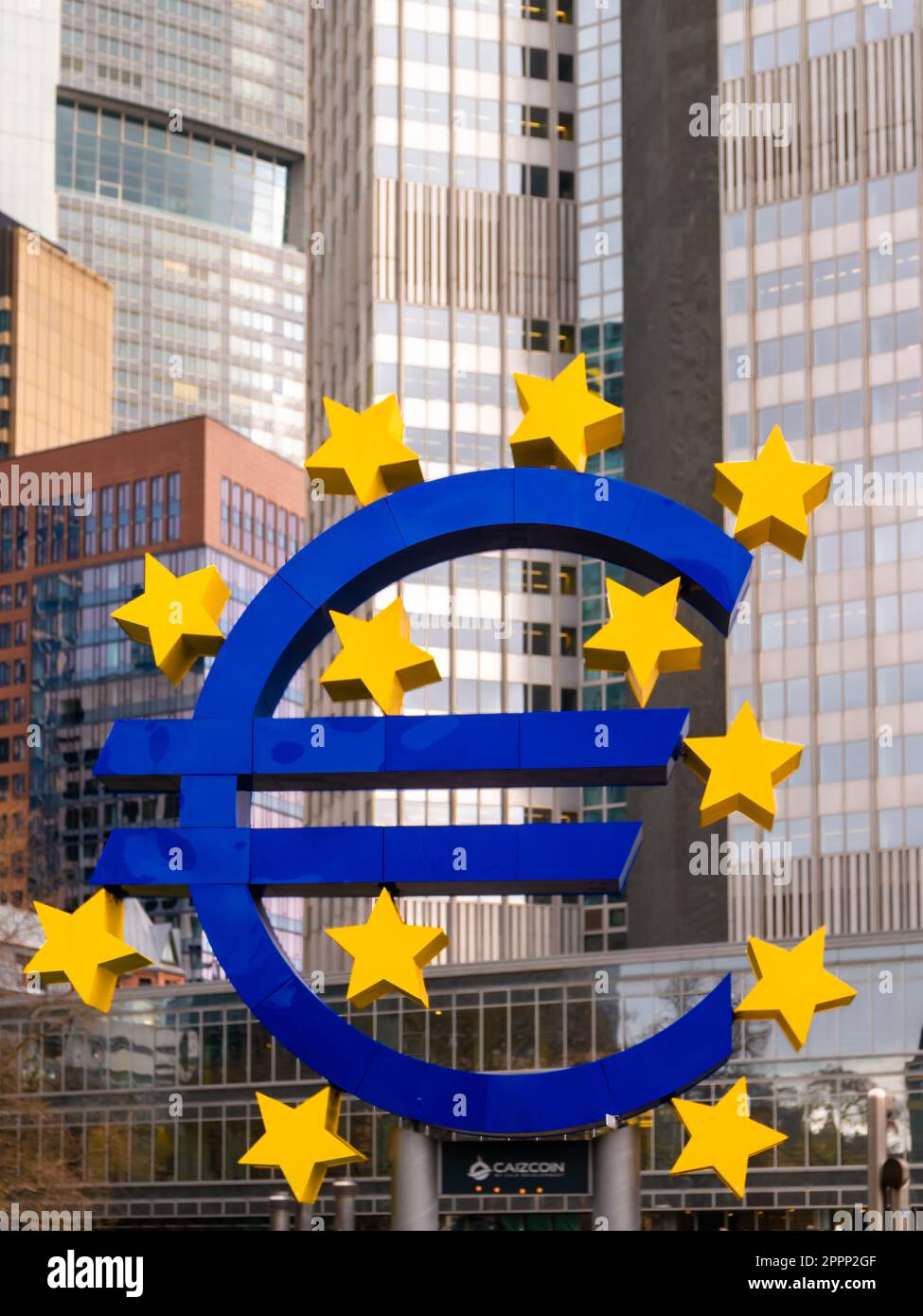 Francoforte sul meno, Germania - 29 gennaio 2023: Simbolo gigante dell'euro che simboleggia il mercato finanziario europeo e l'Eurozona alla sede della Banca centrale europea Foto Stock