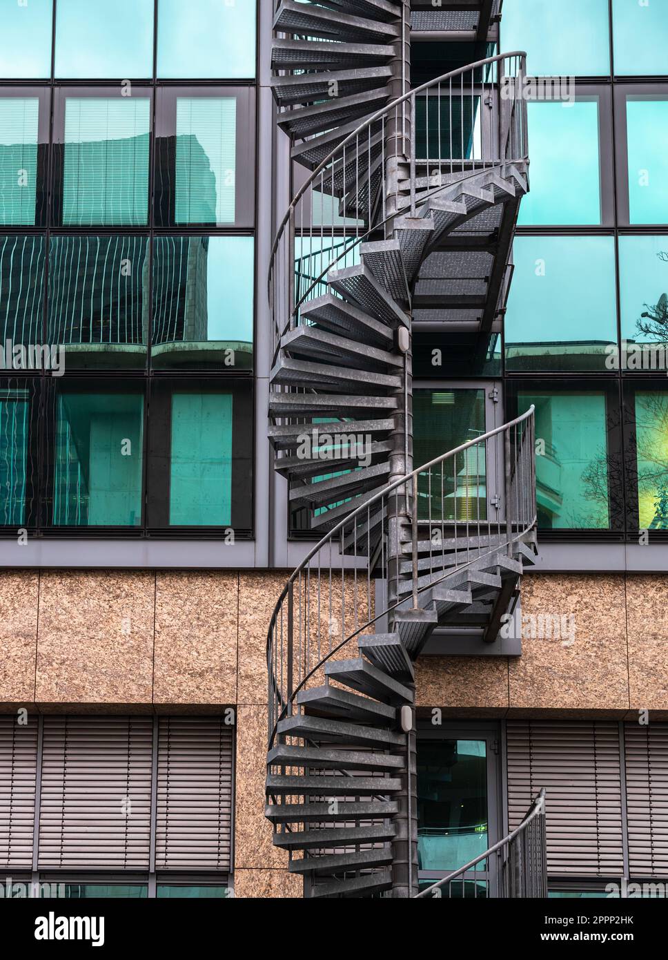 Scale circolari esterne di un edificio a Francoforte, Germania Foto Stock