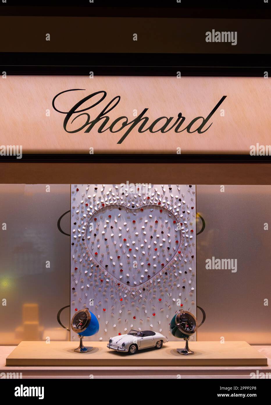 Francoforte sul meno, Germania - 29 gennaio 2023: Francoforte sul meno, Germania - 29 gennaio 2023: Chopard è un produttore e rivenditore svizzero di lusso w Foto Stock