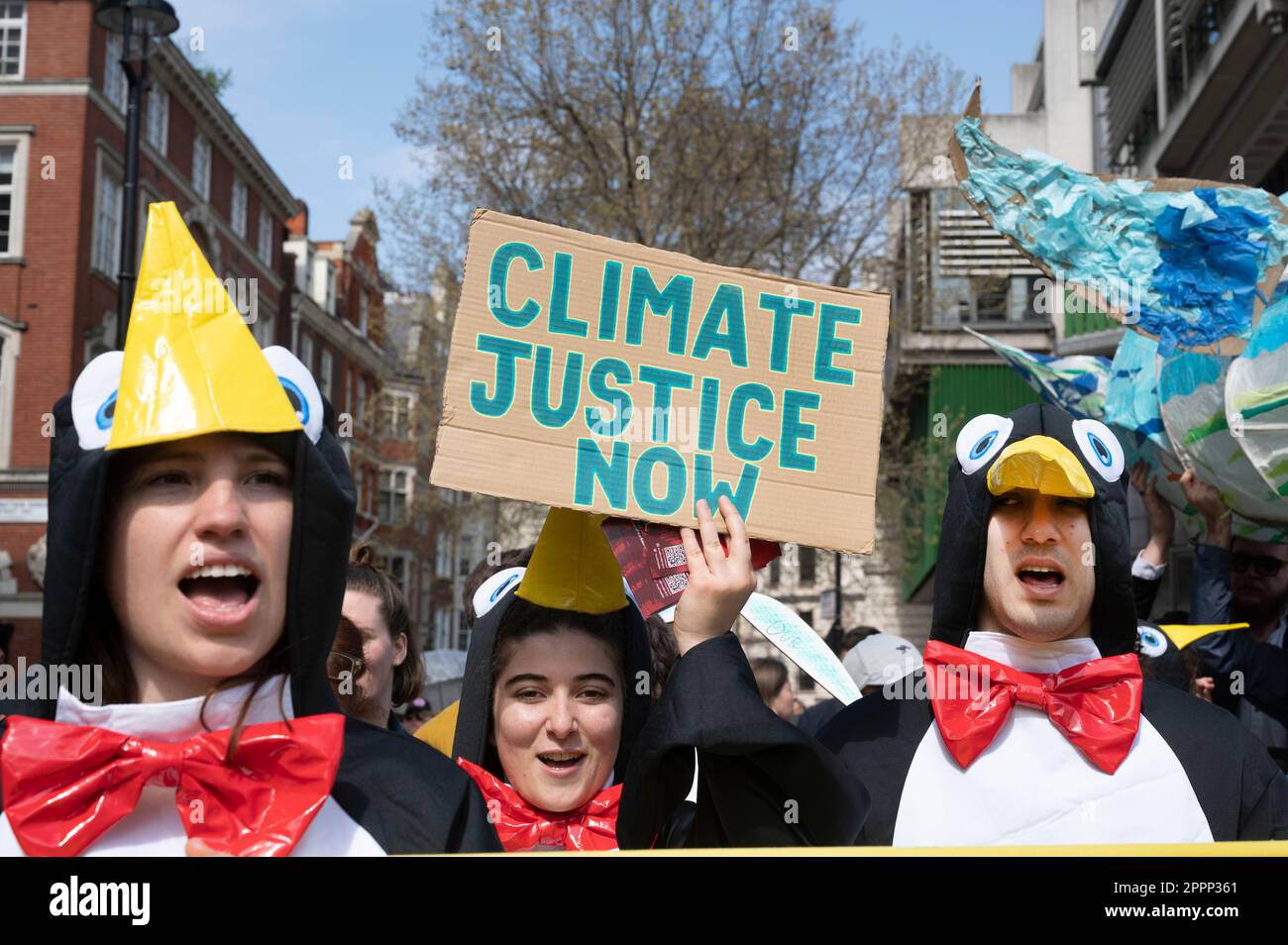 Vestiti da pinguini, gli attivisti chiedono giustizia per il clima e che il governo faccia di più per affrontare il cambiamento climatico. Foto Stock