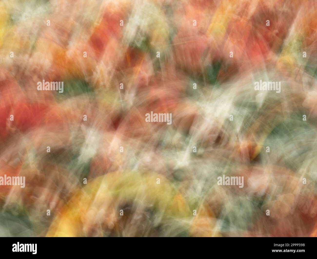 Un vivace sfondo astratto con un motivo strutturato creato da movimenti intenzionali della fotocamera. Un caleidoscopio di colori riempie l'intera cornice. Foto Stock