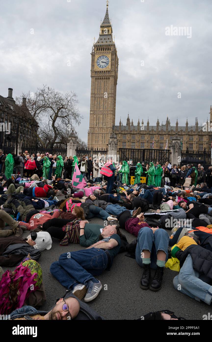 Il 22nd aprile, Giornata della Terra, attivisti provenienti da tutta la Gran Bretagna si sono incontrati in Piazza del Parlamento per chiedere al governo di fare di più per affrontare il cambiamento climatico. A s Foto Stock