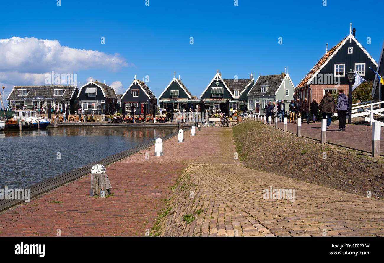 Marken, Paesi Bassi - 26 aprile 2022: Belle case tipiche villaggio di pescatori a Marken Island Waterland, Paesi Bassi. Foto Stock