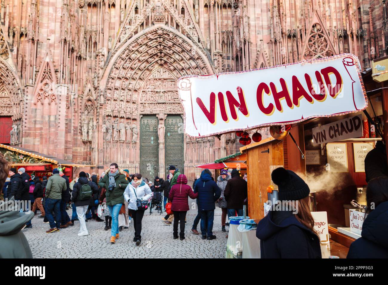 Strasburgo, Francia - 13 dicembre 2022: Vendita di VIN brulé, un tradizionale drink di Natale, al mercatino di Natale di Strasburgo, Piazza della Cattedrale Foto Stock