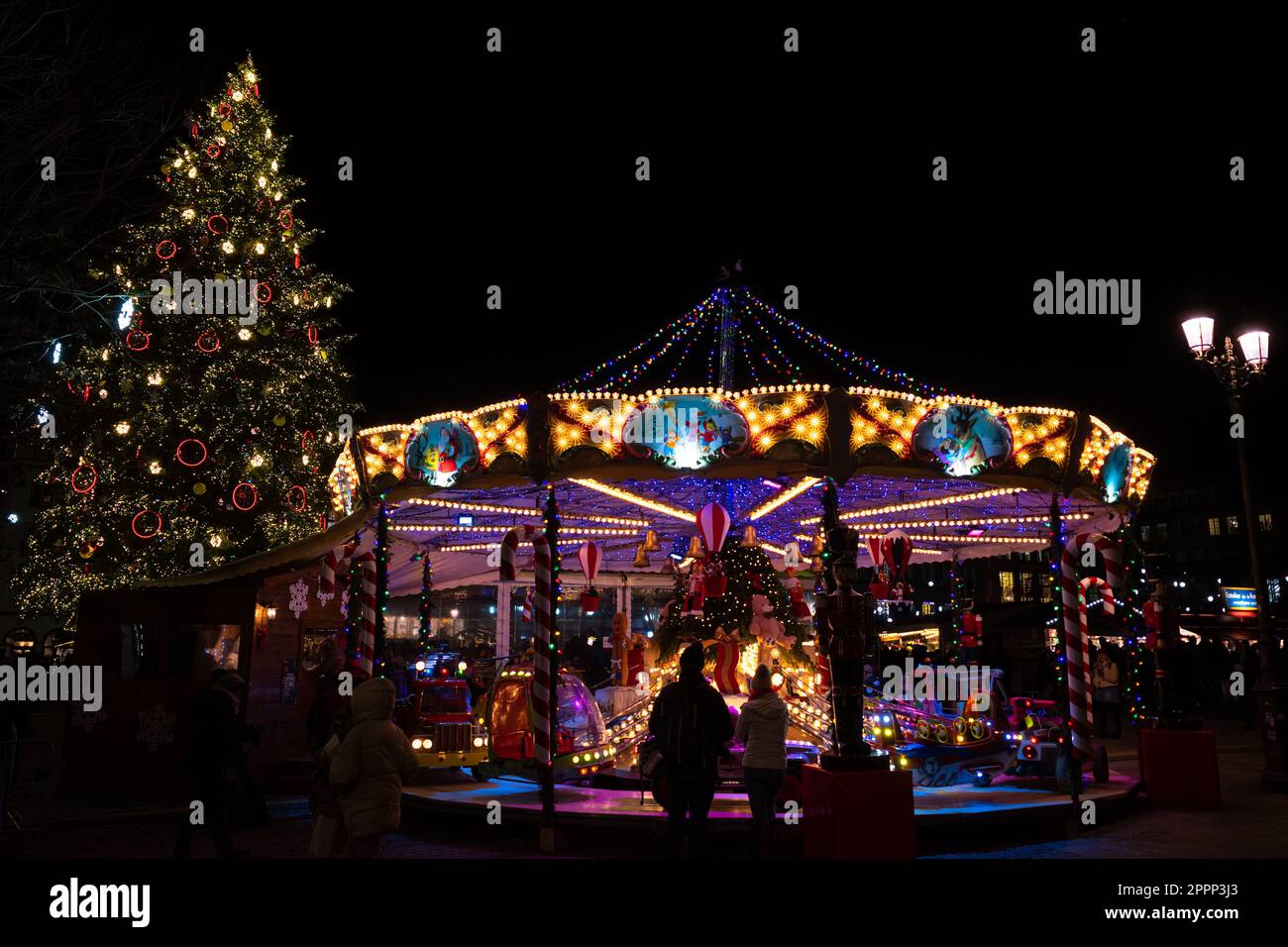 Strasburgo, Francia - 13 dicembre 2022: Giostra e albero di natale al mercatino di Natale di Strasburgo, Place Kleber. Foto Stock