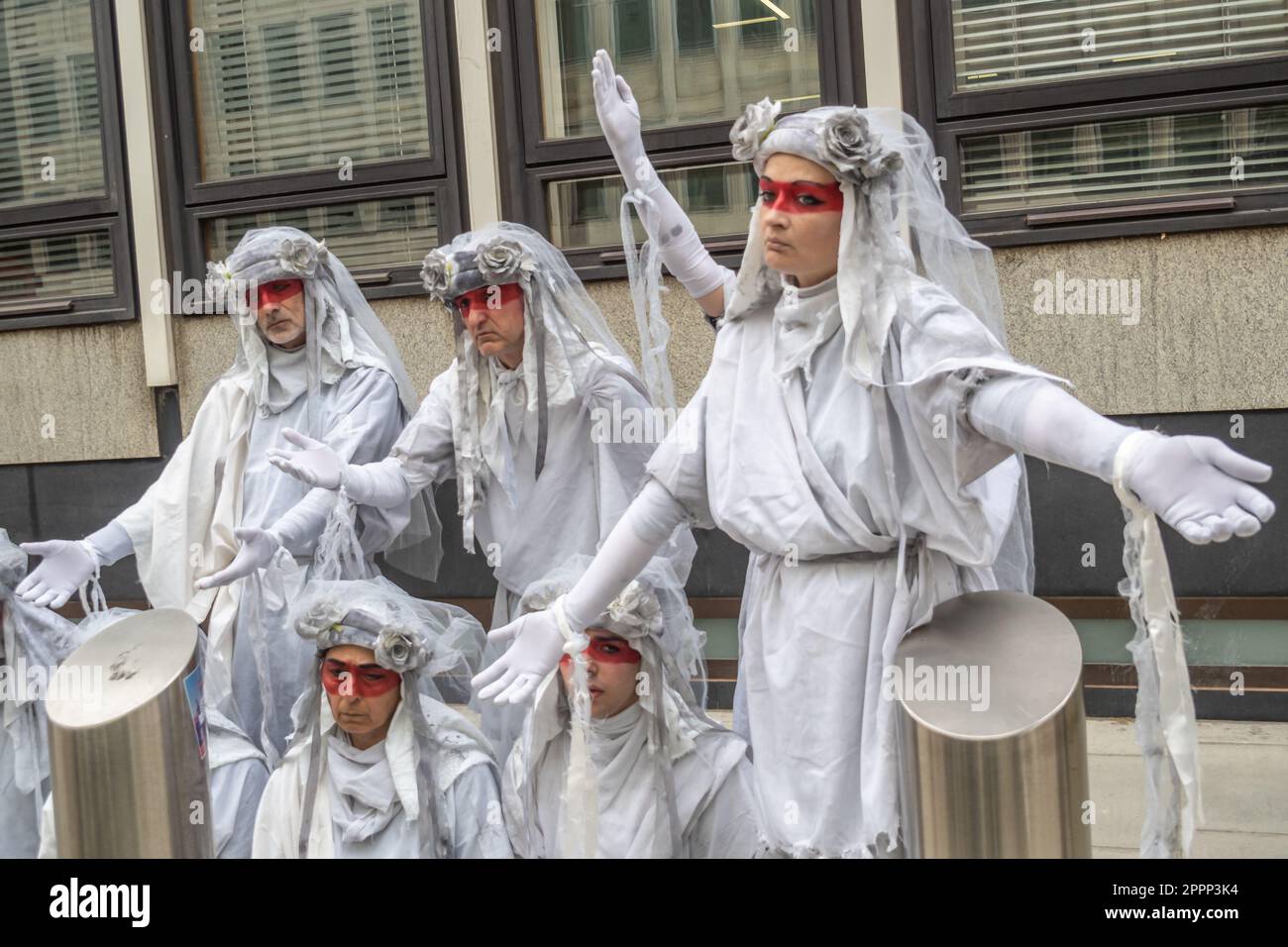 Londra, Regno Unito. 24 Apr 2024. Imita il fumo. La processione si riunisce presso il Dipartimento per la sicurezza energetica e il Net Zero (DESNZ) a marzo al DEFRA chiedendo che si realizzino più inceneritori di rifiuti da smaltire e quelli esistenti da chiudere. La richiesta di una massiccia riduzione dei rifiuti attraverso il riutilizzo, il riciclaggio e il compostaggio e la fine dell'inquinamento da anidride carbonica che produce la combustione dei rifiuti. La processione comprendeva un elefante della fermata HS2, mimi, batteristi e un grande inceneritore modello. Peter Marshall/Alamy Live News Foto Stock