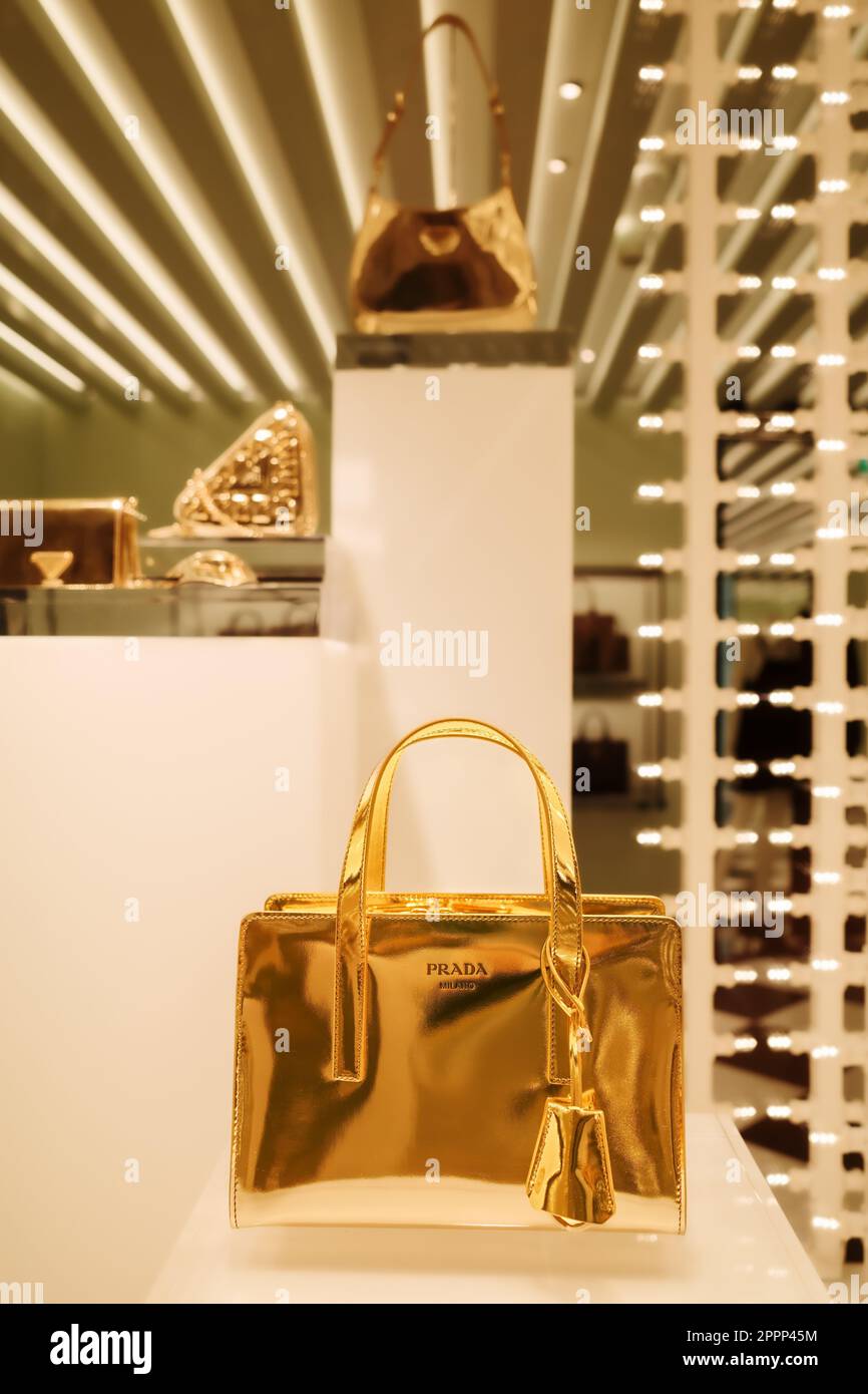 Zurigo, Svizzera - 15 dicembre 2022: Una lussuosa borsa Prada dorata in una vetrina boutique Foto Stock