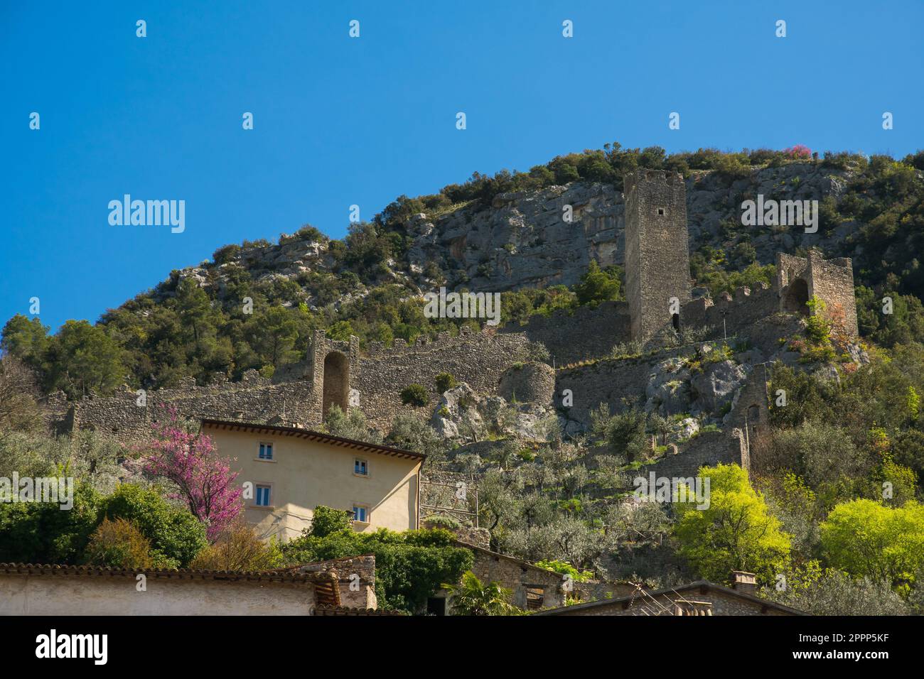 Vista sui ruderi della catola a Ferentillo, la cittadina famosa per le mummie dell'Umbria Foto Stock