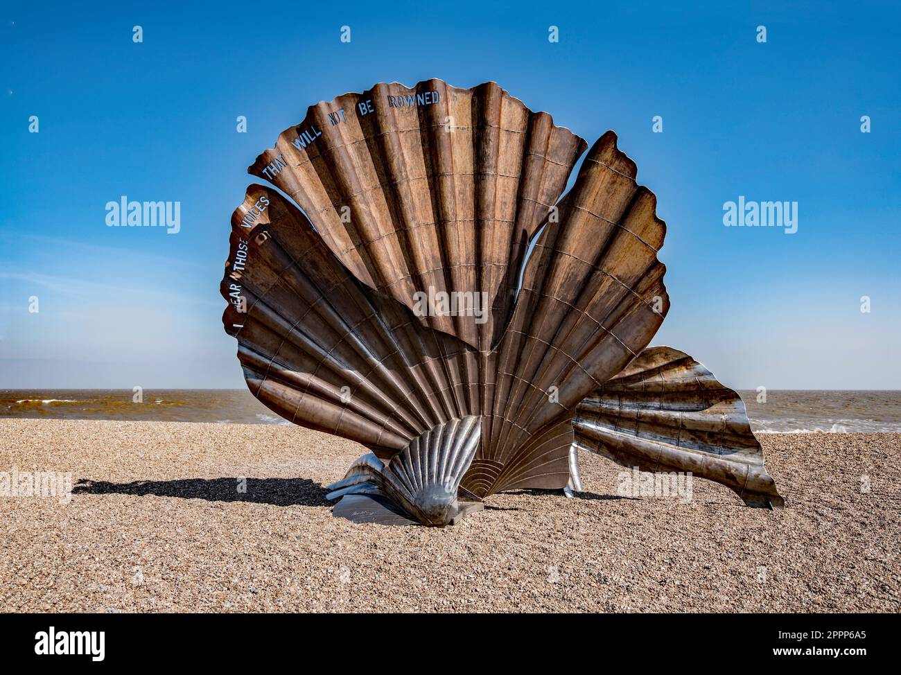 Conchiglia di capesante sulla spiaggia tra Aldeburgh e Thorpeness un tributo impressionante a Benjamin Britten. Foto Stock