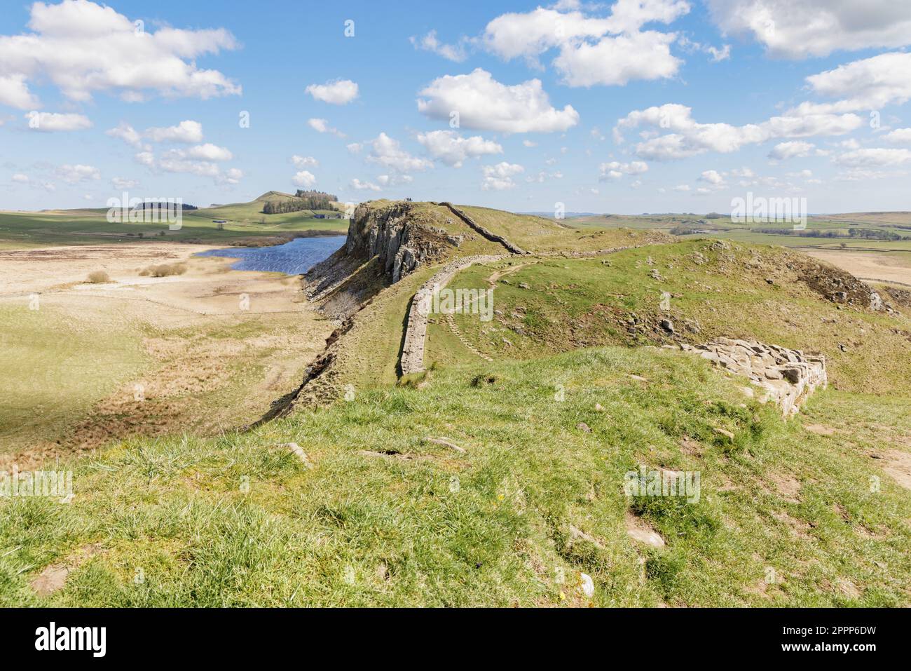 Northumberland, Regno Unito - Aprile 2023: Una parte drammatica del Muro di Adriano che si arrampica sulle cime degli Highshield Crags che si innalzano sopra Crag Lough. Foto Stock