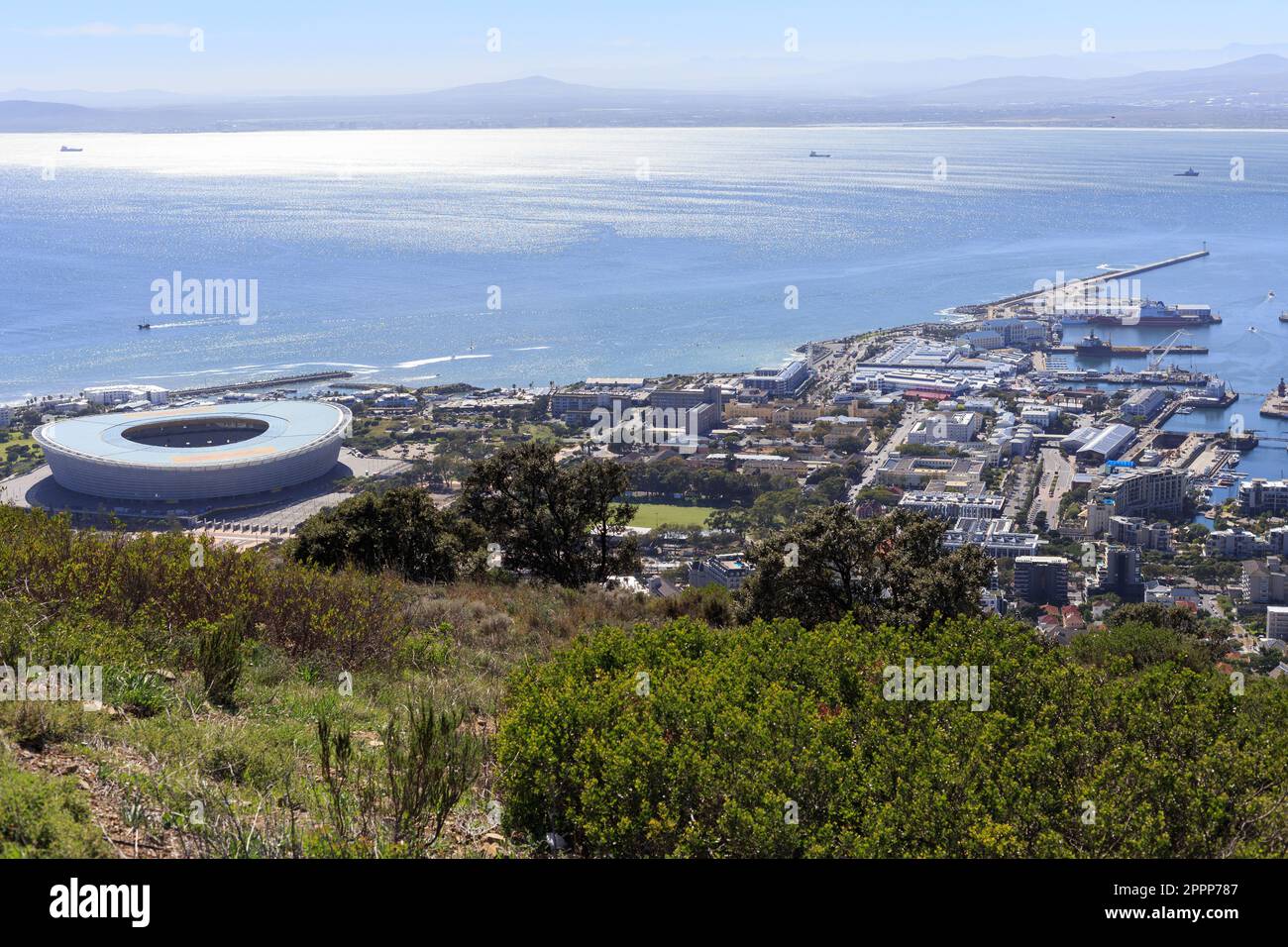 Cape Town, Western Cape, South Africa - Aprile 15th 2023: Lo Stadio di Città del Capo e il VA Waterfront fotografati da Signal Hill. Foto Stock