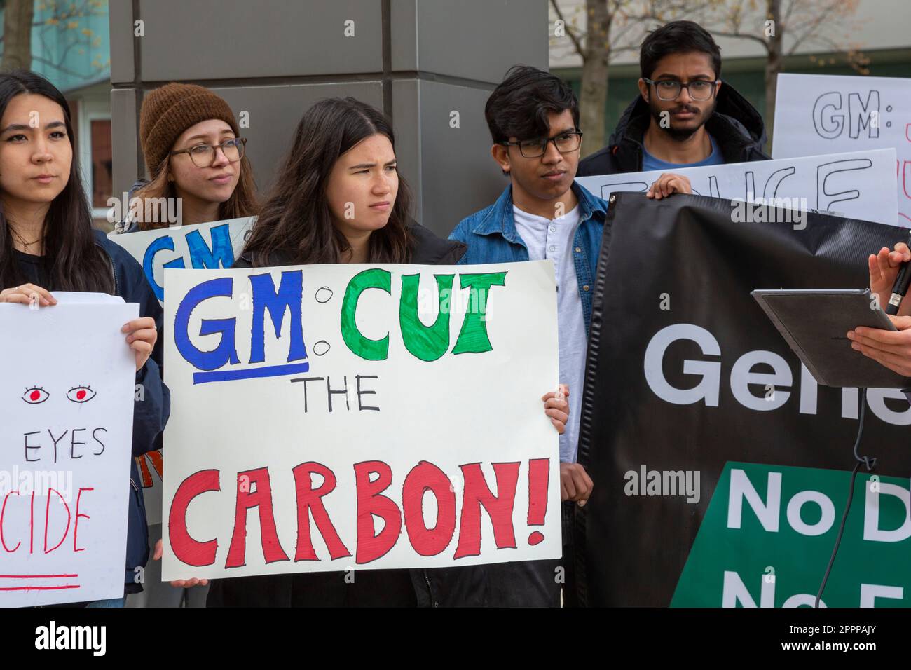 Detroit, Michigan - le persone si riuniscono al di fuori del quartier generale della General Motors per protestare contro l'uso dell'alluminio da parte di GM dalla Cina, alcuni dei quali sono fatti da Uig forzato Foto Stock