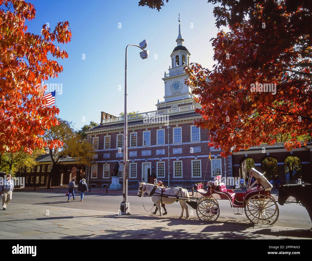 Carrozza a cavallo fuori Independence Hall, Philadelphia, Chestnut Street, Pennsylvania, Stati Uniti d'America Foto Stock