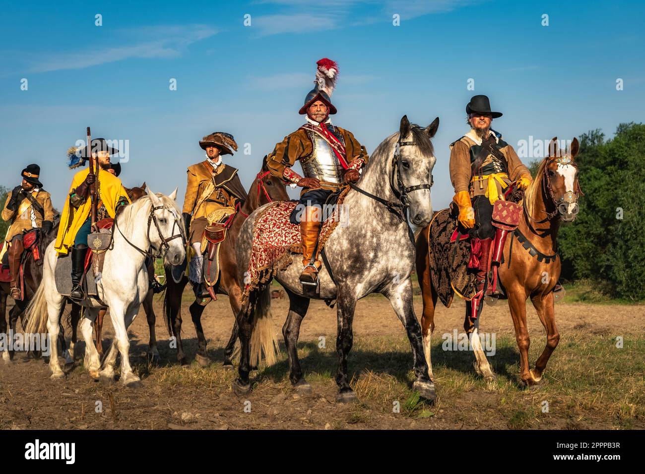 Gniew, Polonia, 2020 agosto cavalleria polacca, Hussars. Gruppo di guerrieri equitazione, rievocazione storica della Battaglia di Gniew Foto Stock