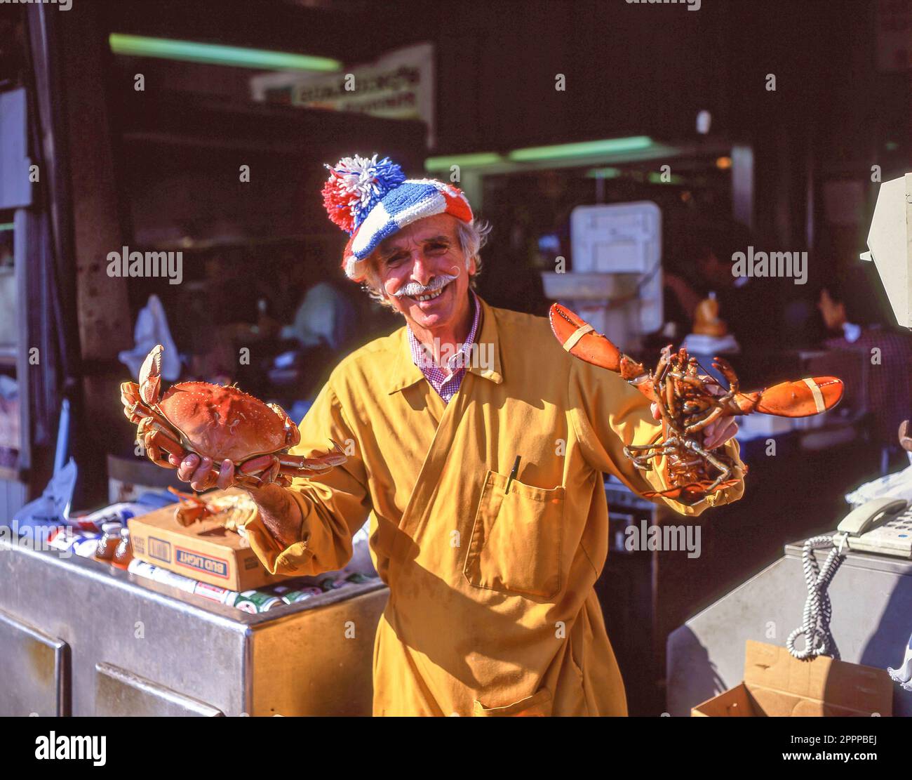 Pescivendolo che tiene granchi e aragoste, Fisherman's Wharf, San Francisco, California, Stati Uniti d'America Foto Stock