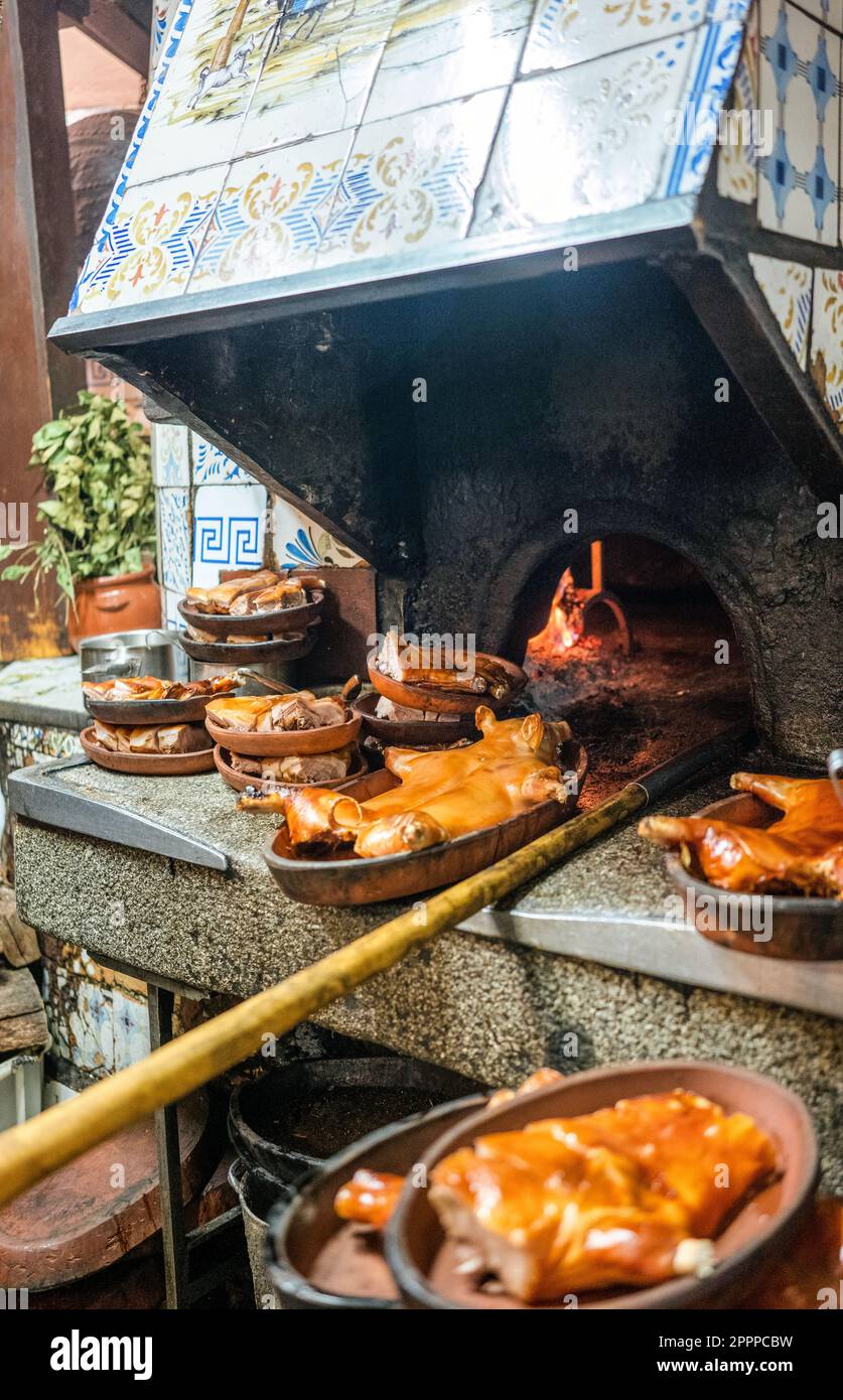 Cochinillo Asado, tradizionale maialino da latte arrosto, arrosto in un tradizionale forno a legna. Foto Stock