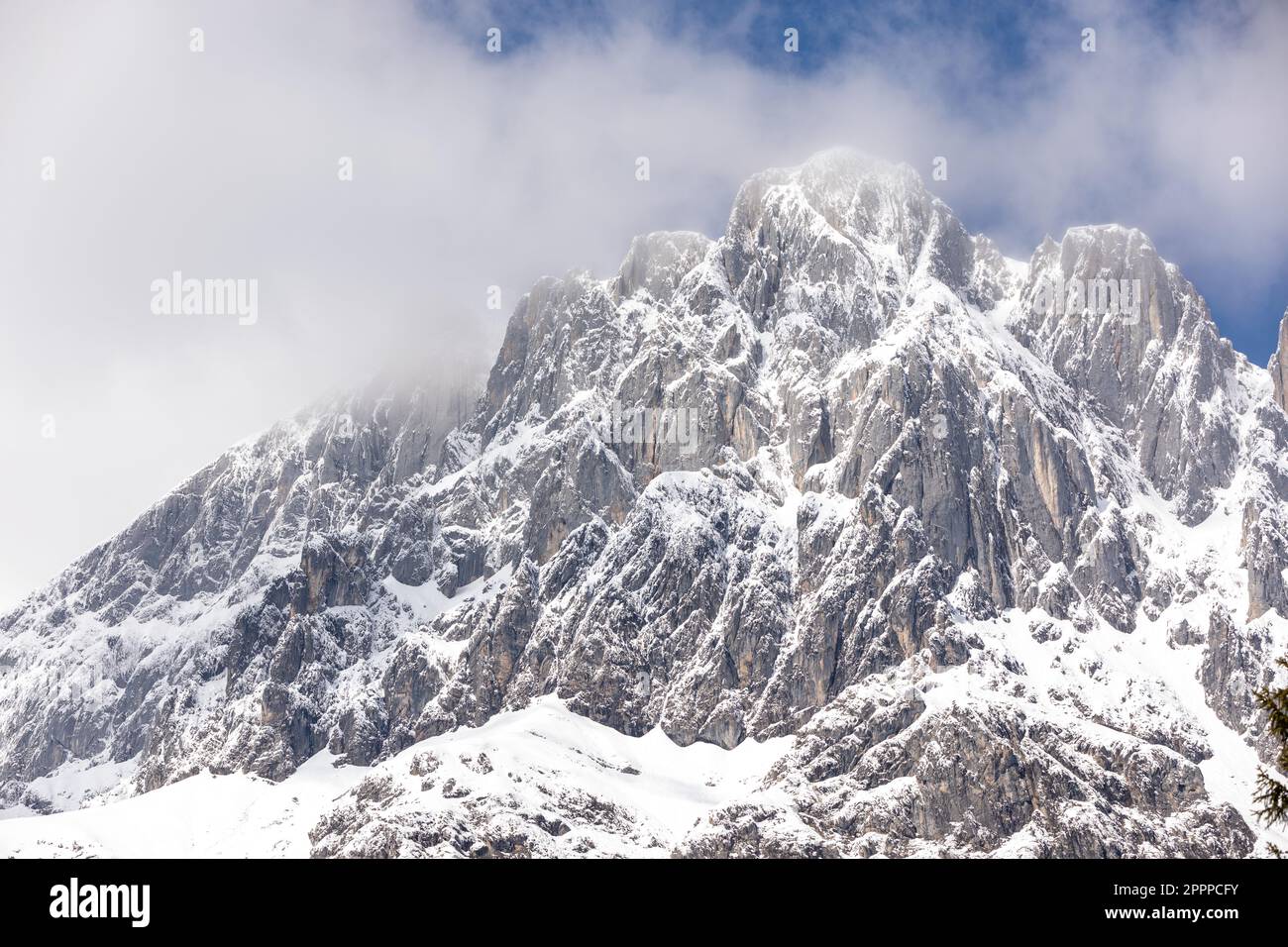 Le alte e ripide vette del monte innevato Hochkönig nella provincia di Salisburgo di Mühlbach am Hochkönig, nel distretto di Sankt Johann im Pongau, in Austria. Foto Stock