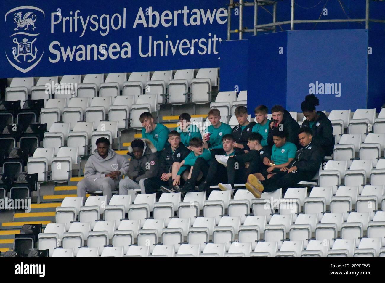 Swansea, Galles. 24 aprile 2023. I giocatori della Swansea City Academy che guardano il gioco della Professional Development League tra Swansea City Under 21 e Sheffield United Under 21 al Swansea.com Stadium di Swansea, Galles, Regno Unito, il 24 aprile 2023. Credit: Duncan Thomas/Majestic Media/Alamy Live News. Foto Stock