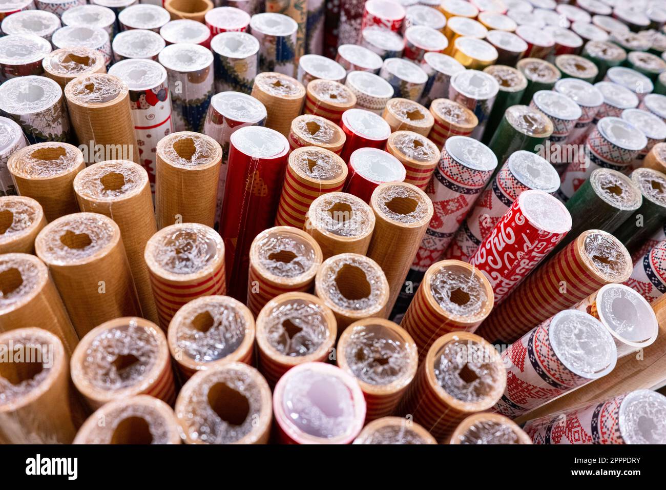 Un sacco di rotoli di carta da imballaggio di natale Foto Stock