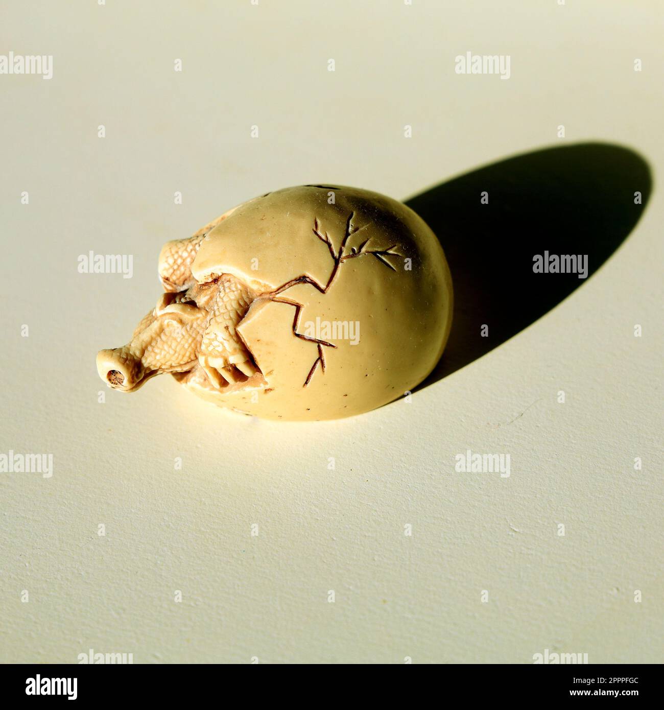 Piccolo drago comico emergente da uovo. Ornamento Foto Stock