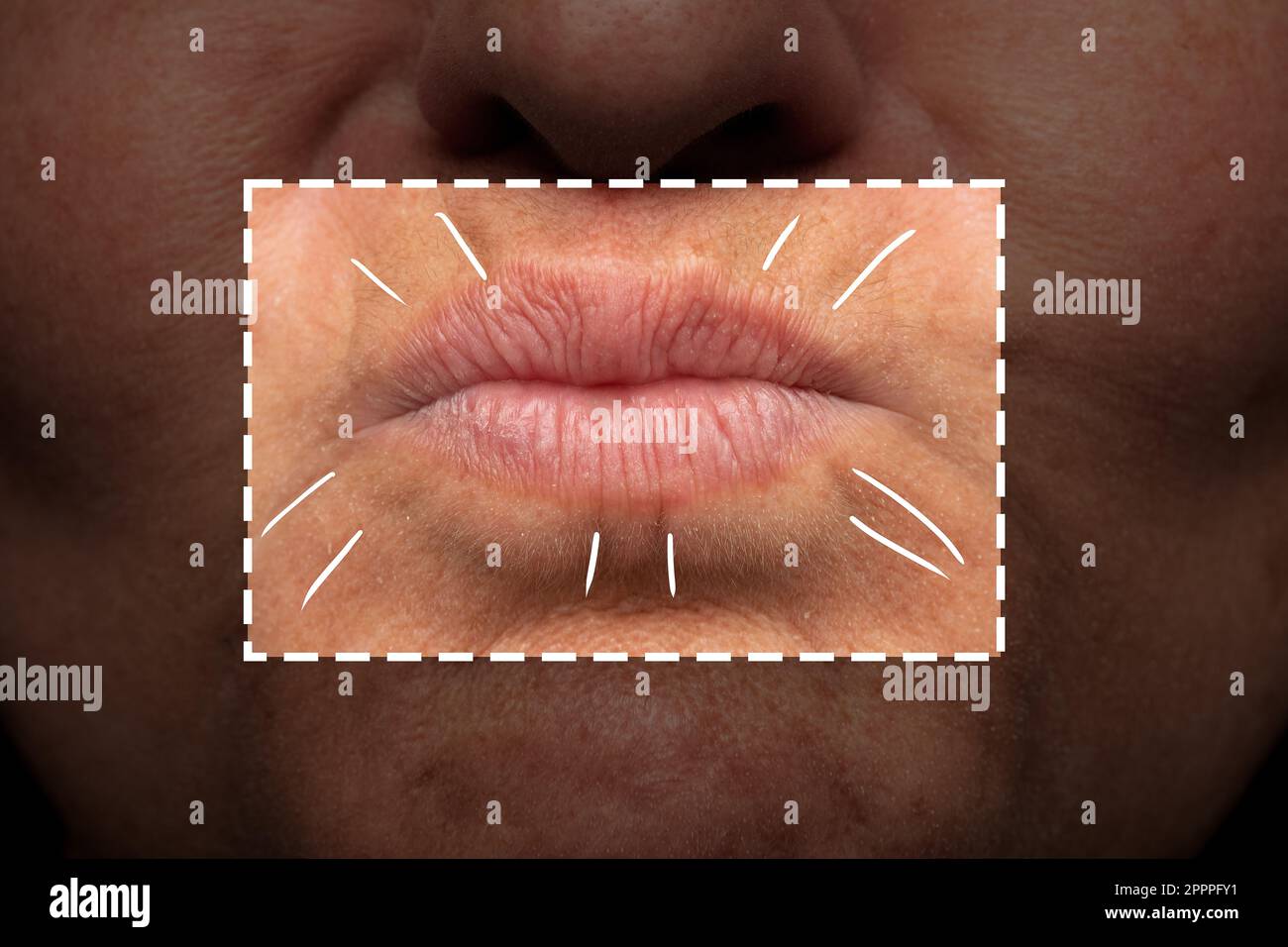 Le linee di espressione nella bocca di una donna. Labbra invecchiate evidenziate. Linee di invecchiamento sulle rughe della bocca Foto Stock