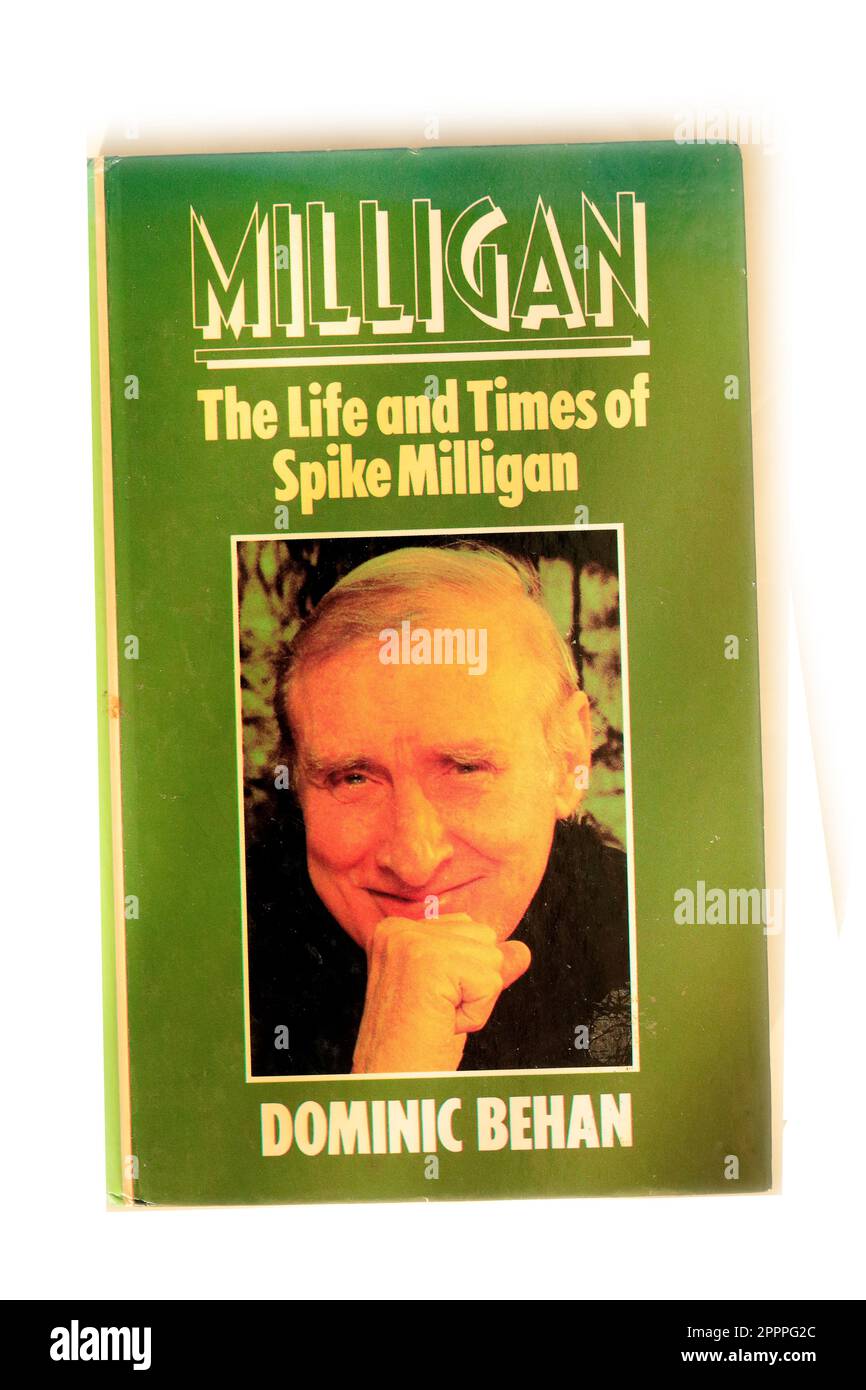 Spike Milligan - la vita e i tempi di Spike Milligan di Dominic Behan. libro - su sfondo bianco Foto Stock