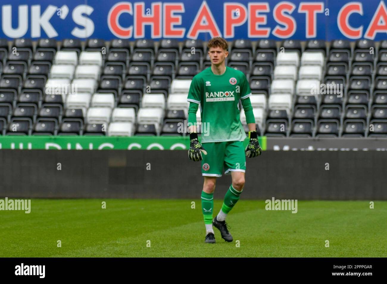 Swansea, Galles. 24 aprile 2023. Il portiere Luke Faxon di Sheffield si è Unito durante la partita della Professional Development League tra Swansea City Under 21 e Sheffield United Under 21 al Swansea.com Stadium di Swansea, Galles, Regno Unito, il 24 aprile 2023. Credit: Duncan Thomas/Majestic Media/Alamy Live News. Foto Stock