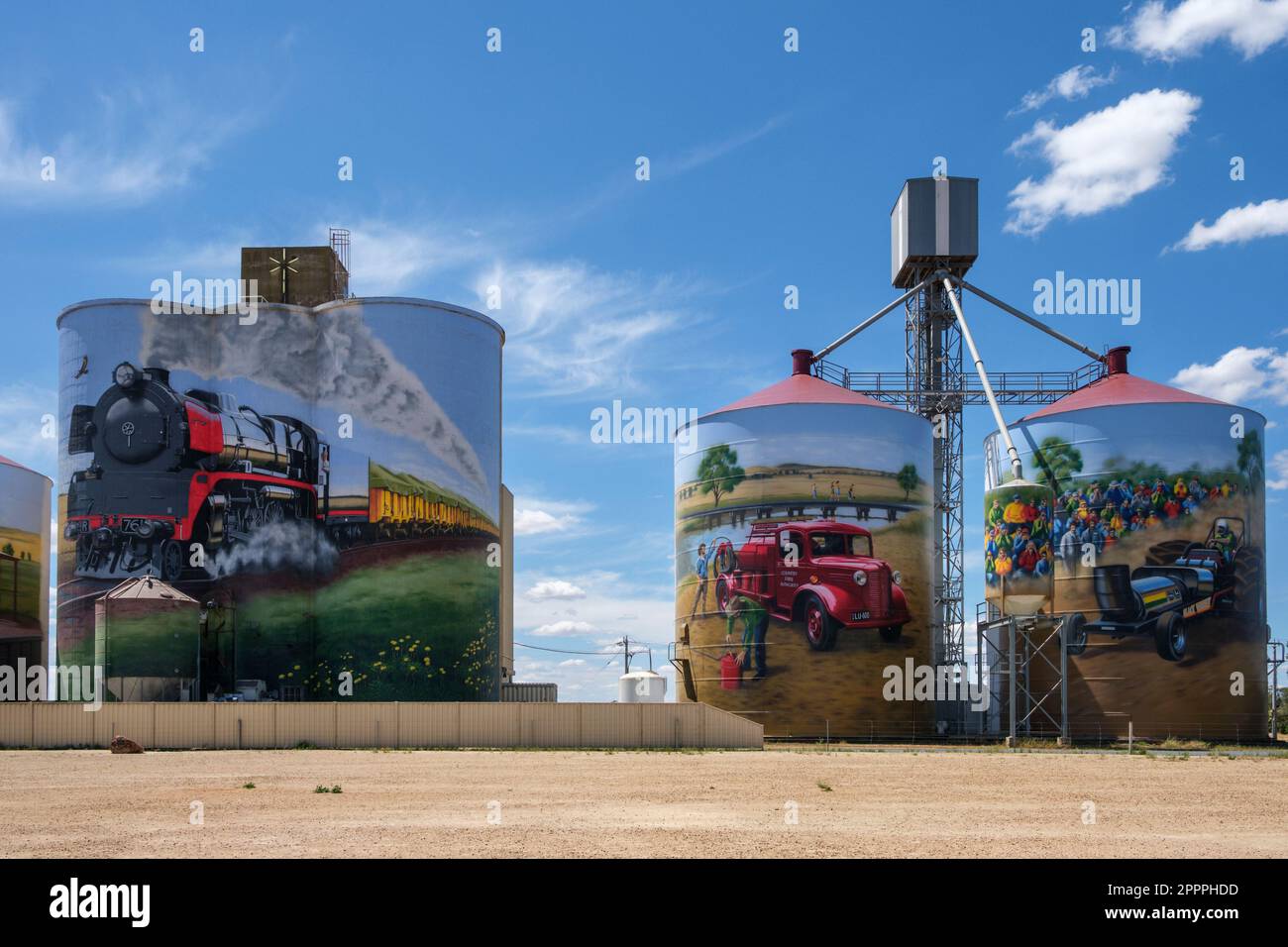 Silos di grano decorati a Colbinabbin - parte del sentiero di arte del silo, Victoria, Australia Foto Stock