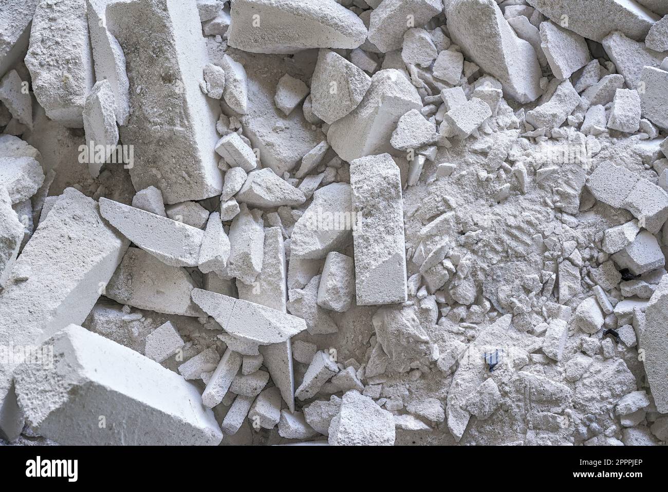 Residui di rifiuti da costruzione - resti di aac bianco - blocchi di mattoni in calcestruzzo aerato autoclavati, dettaglio primo piano Foto Stock
