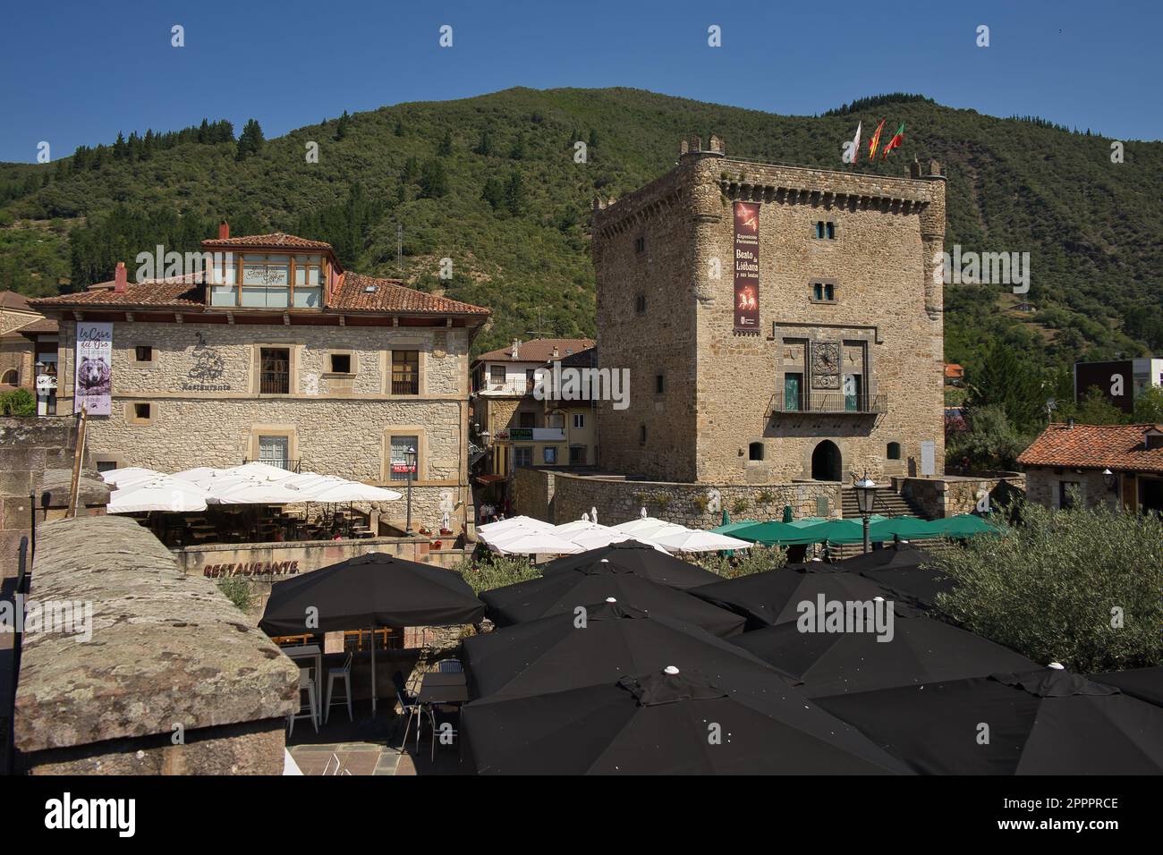 POTES, CANTABRIA, SPAGNA, 11 LUGLIO 2022: Vista sulla città medievale di Potes, Cantabria, Spagna. Torre della fanteria. Vecchie facciate in pietra. Foto Stock