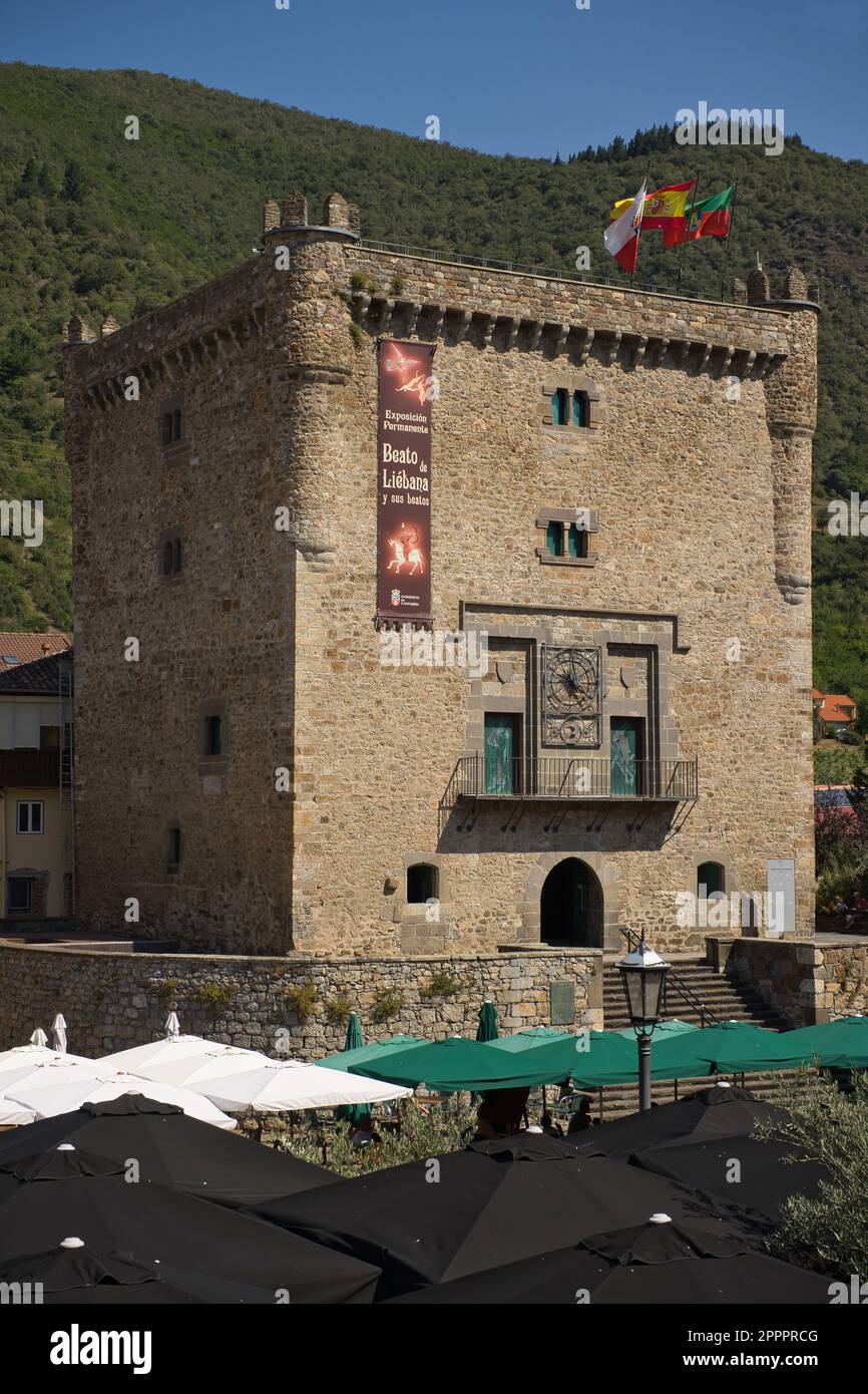 POTES, CANTABRIA, SPAGNA, 11 LUGLIO 2022: Vista sulla città medievale di Potes, Cantabria, Spagna. Torre della fanteria. Vecchie facciate in pietra. Foto Stock