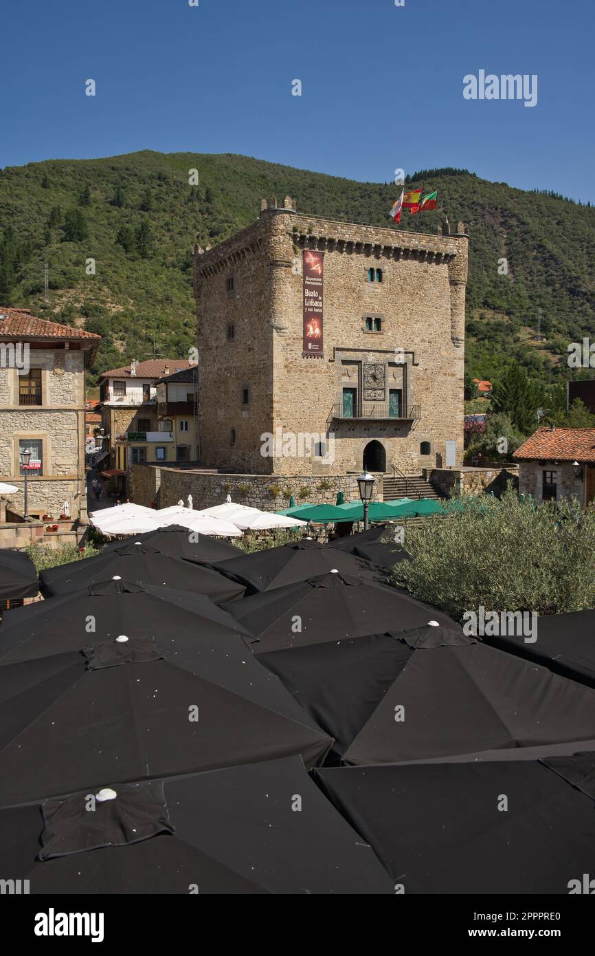 POTES, CANTABRIA, SPAGNA, 11 LUGLIO 2022: Vista sulla città medievale di Potes, Cantabria, Spagna. Torre della fanteria. Vecchie facciate in pietra. Foto Stock