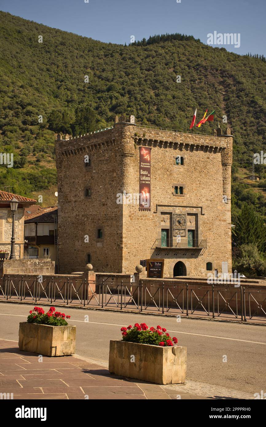 POTES, CANTABRIA, SPAGNA, 11 LUGLIO 2022: Vista sulla città medievale di Potes, Cantabria, Spagna. Torre della fanteria. Vecchie facciate in pietra. Foto Stock