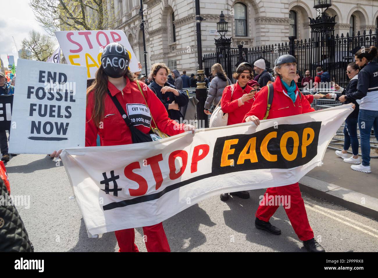 Londra, Regno Unito. 24 aprile 2023. Arrestare la pipeline EACOP. Nell'ultimo giorno del Big One di XR, diverse migliaia di persone hanno marciato da Piazza del Parlamento passando per Downing St e lungo lo Strand, attraversando il Ponte di Waterloo per terminare con una protesta di fronte allo Shell Centre. La marcia ha detto che non c’è futuro per i combustibili fossili. Peter Marshall/Alamy Live News Foto Stock