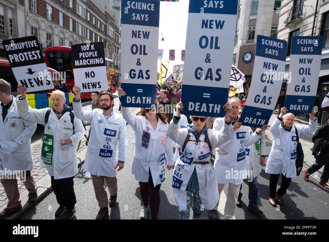 Londra, Regno Unito. 24 aprile 2023. Gli attivisti del clima organizzano una "marcia per porre fine ai combustibili fossili", da Piazza del Parlamento al quartier generale della società petrolifera Shell, l'ultimo giorno di proteste avviate dalla rivolta dell'estinzione e sostenute da più di 200 organizzazioni, tra cui gruppi ambientalisti, ONG e sindacati. Per affrontare l'emergenza climatica, chiedono al governo di interrompere le licenze, il finanziamento e l'approvazione di nuovi progetti sui combustibili fossili e di creare "assemblee cittadine" per affrontare la crisi climatica. Credit: Ron Fassbender/Alamy Live News. Foto Stock