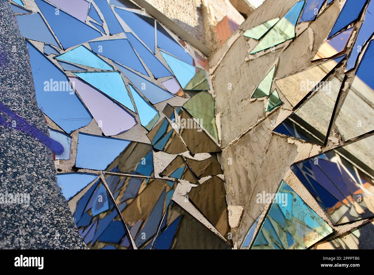 Muro di arte fatta di specchio blu shards che riflette il cielo. Foto Stock