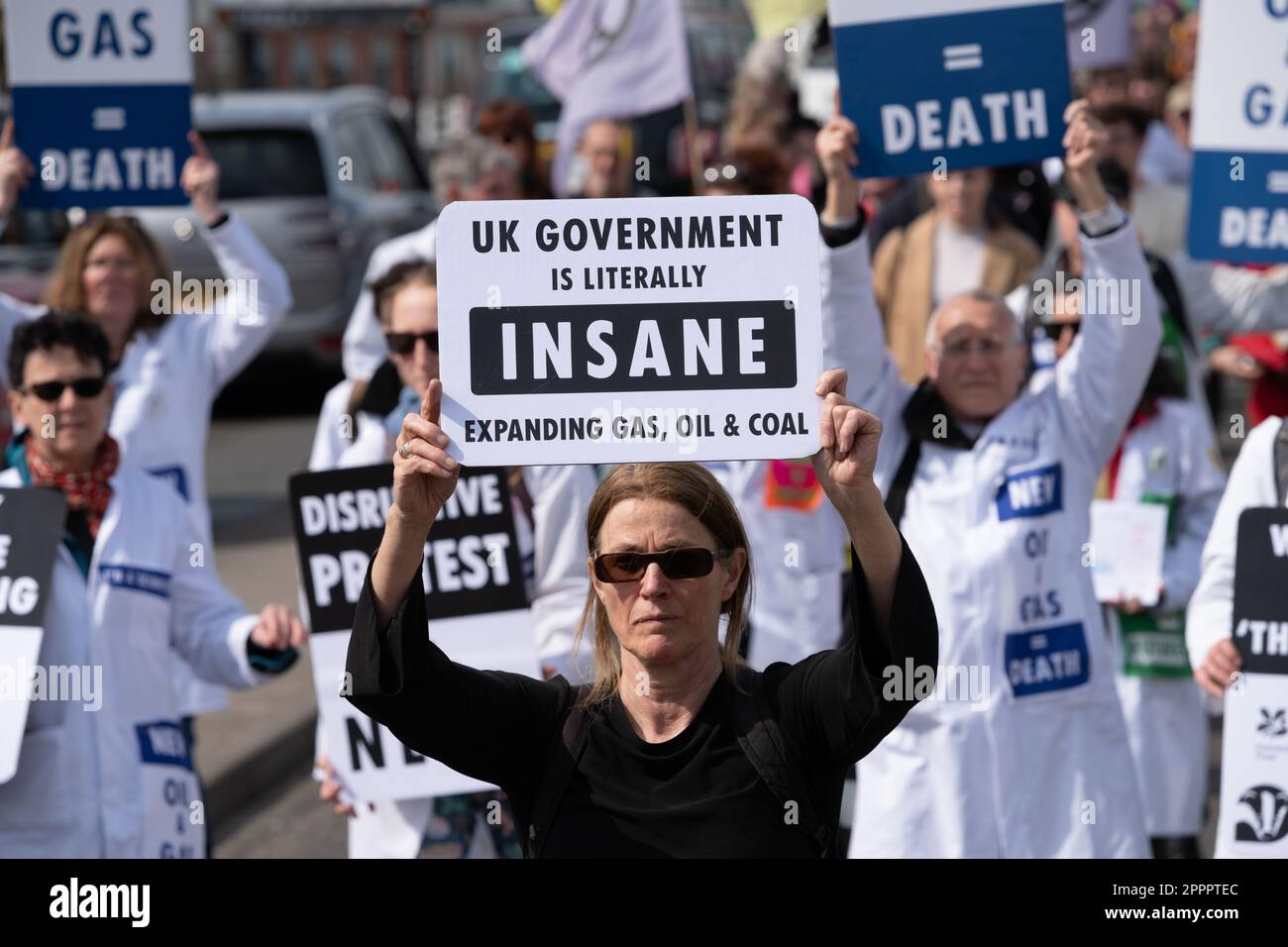 Londra, Regno Unito. 24 aprile 2023. Gli attivisti del clima organizzano una "marcia per porre fine ai combustibili fossili", da Piazza del Parlamento al quartier generale della società petrolifera Shell, l'ultimo giorno di proteste avviate dalla rivolta dell'estinzione e sostenute da più di 200 organizzazioni, tra cui gruppi ambientalisti, ONG e sindacati. Per affrontare l'emergenza climatica, chiedono al governo di interrompere le licenze, il finanziamento e l'approvazione di nuovi progetti sui combustibili fossili e di creare "assemblee cittadine" per affrontare la crisi climatica. Credit: Ron Fassbender/Alamy Live News. Foto Stock