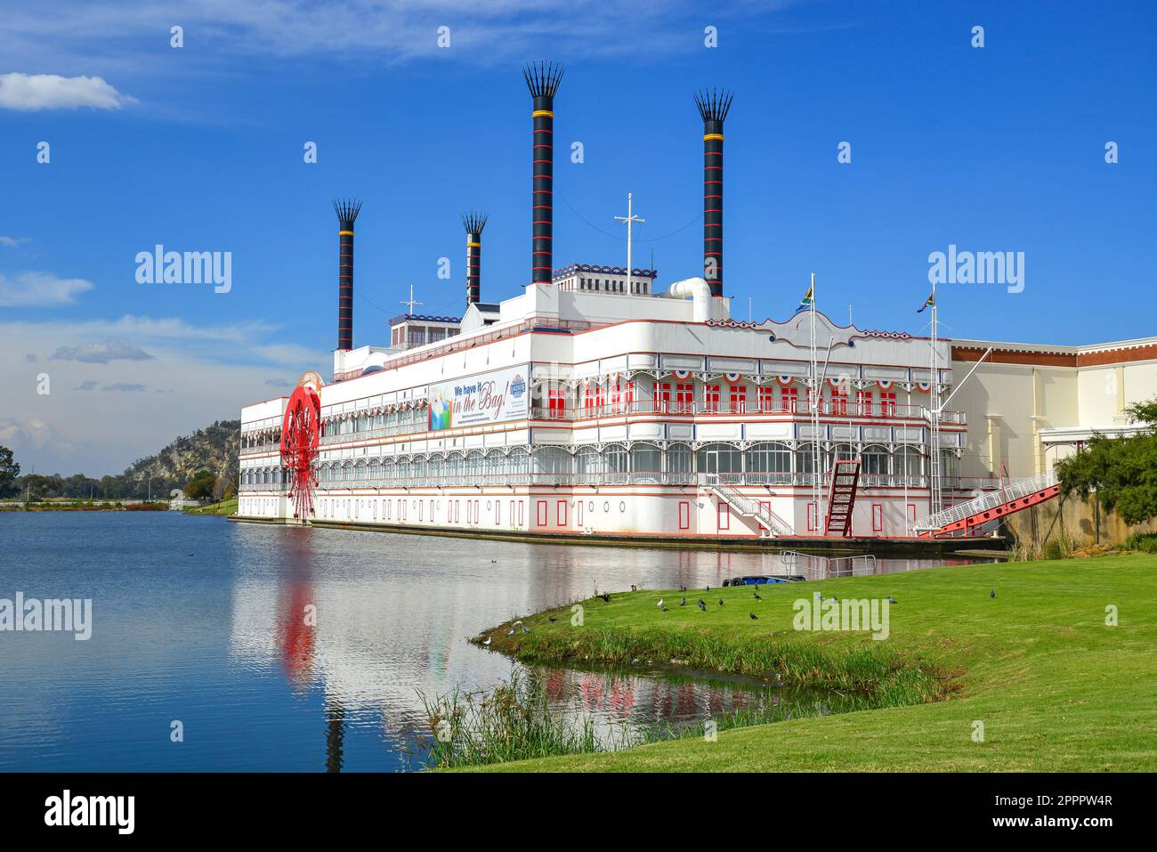 Il centro commerciale Lakeside Mississippi Steamboat sul centro lago, Benoni, East Rand, provincia di Gauteng, Repubblica del Sud Africa Foto Stock