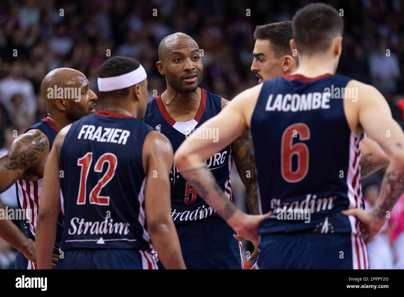 Bonn, Germania. 18th Apr, 2023. Serio, teso, perplesso, a sinistra a destra.r. DeAndre LANSDOWNE (SIG), Tim FRAZIER (SIG), Ike UDANOH (SIG), Leopold CAVALIERE (SIG) e Paul LACOMBE (SIG). Punteggio finale 83:77, Basketball Champions League/Telekom Basket Bonn-SIG Strasbourg/BONN vs SIG/Playoff Quarter-Finals - Quarterfinals/3rd game/Best of 3, in the TELEKOMDOME, on April 18th, 2023 Credit: dpa/Alamy Live News Foto Stock