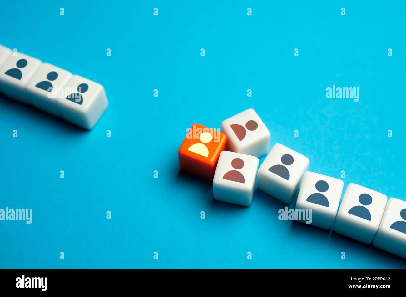 Il guasto di uno rallenta l'intero processo di lavoro. Lo sciopero di un dipendente chiave paralizza tutto il lavoro. Protesta e rifiuto. Sostituzione necessaria. Ritardo disru Foto Stock