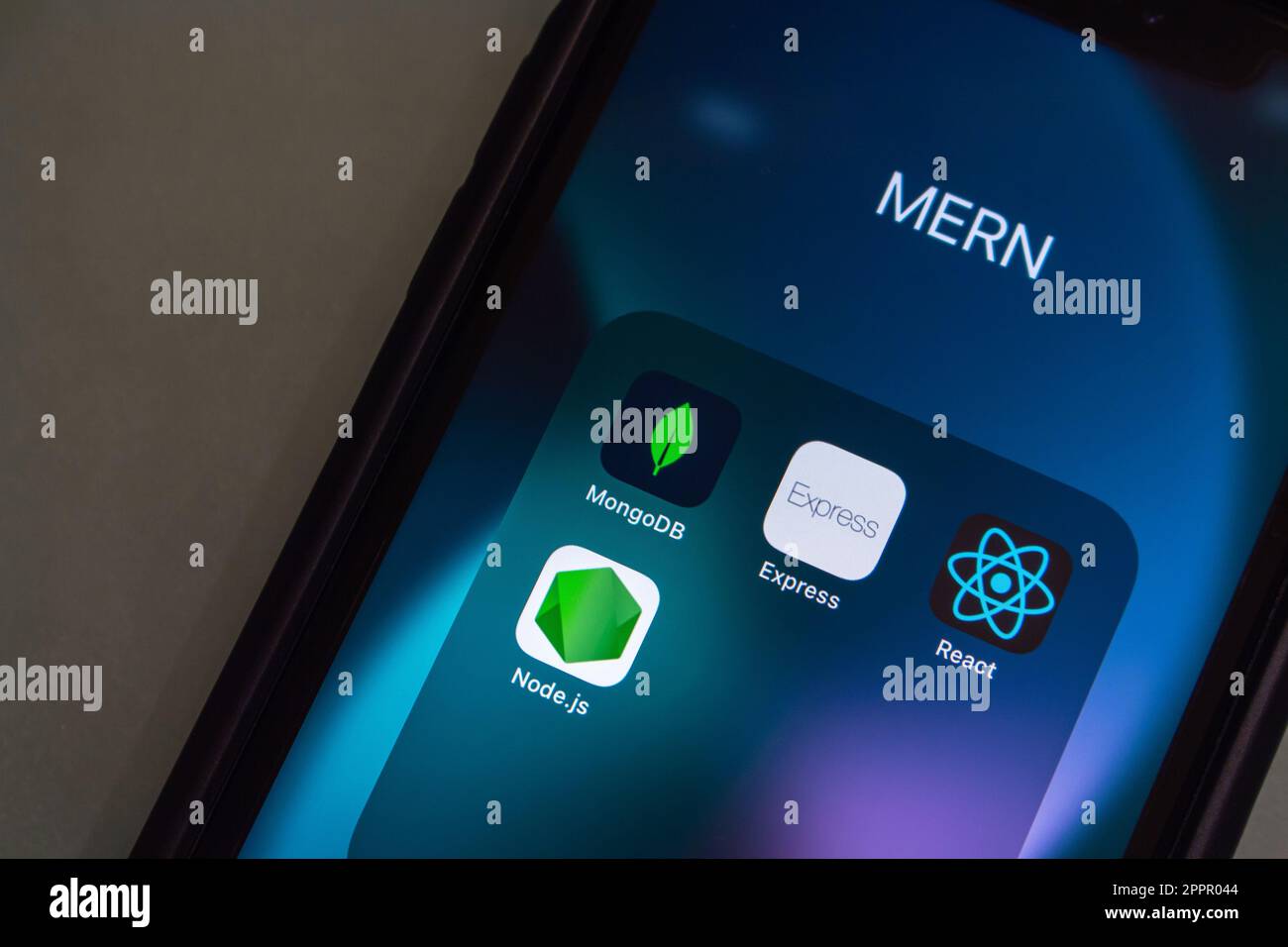 Icone stack MERN (MongoDB, Express.js, React.js e Node.js) in iPhone. MERN è uno stack di software JavaScript OSS per la creazione di siti Web dinamici e applicazioni Web Foto Stock