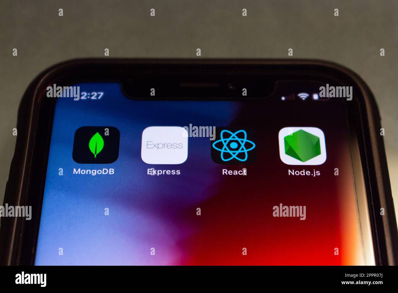 Icone stack MERN (MongoDB, Express.js, React.js e Node.js) in iPhone. MERN è uno stack di software JavaScript OSS per la creazione di siti Web dinamici e applicazioni Web Foto Stock
