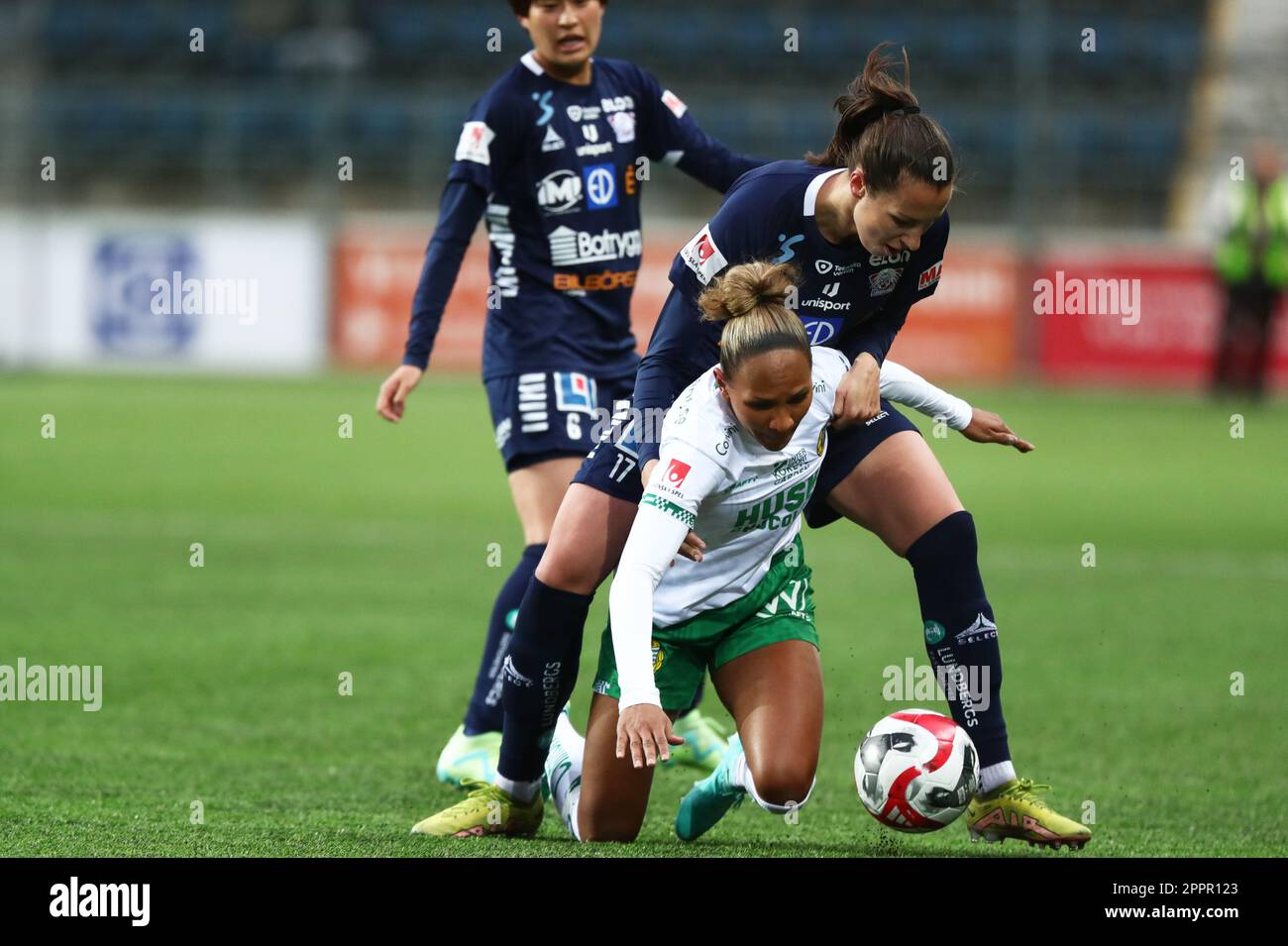 Hammarbys no 9 Madelen Janogy (in primo piano) e Linköpings no 17 Nellie Karlsson durante la partita di calcio di lunedì nella OBOS Damallsvenskan tra Linköping FC-Hammarby IF all'arena di Bilbörsen, Linköping, Svezia. Foto Stock