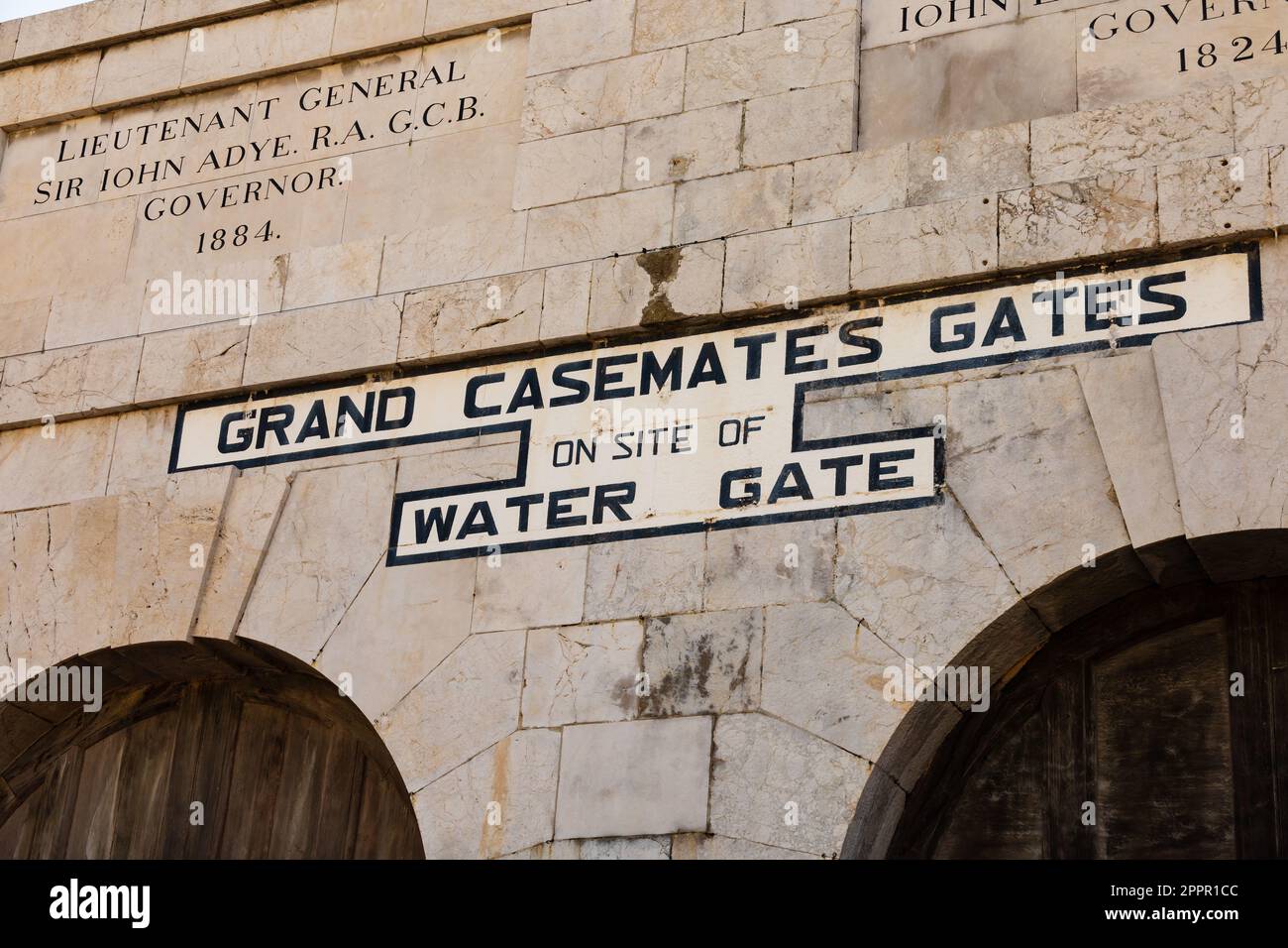 Ingresso alle mura della linea a cortina di Grand Casemates Square, Grand Casemates Gate, precedentemente Waterport Gate e Water Gate. Inscritto con Sir Iohn Adye, Gove Foto Stock