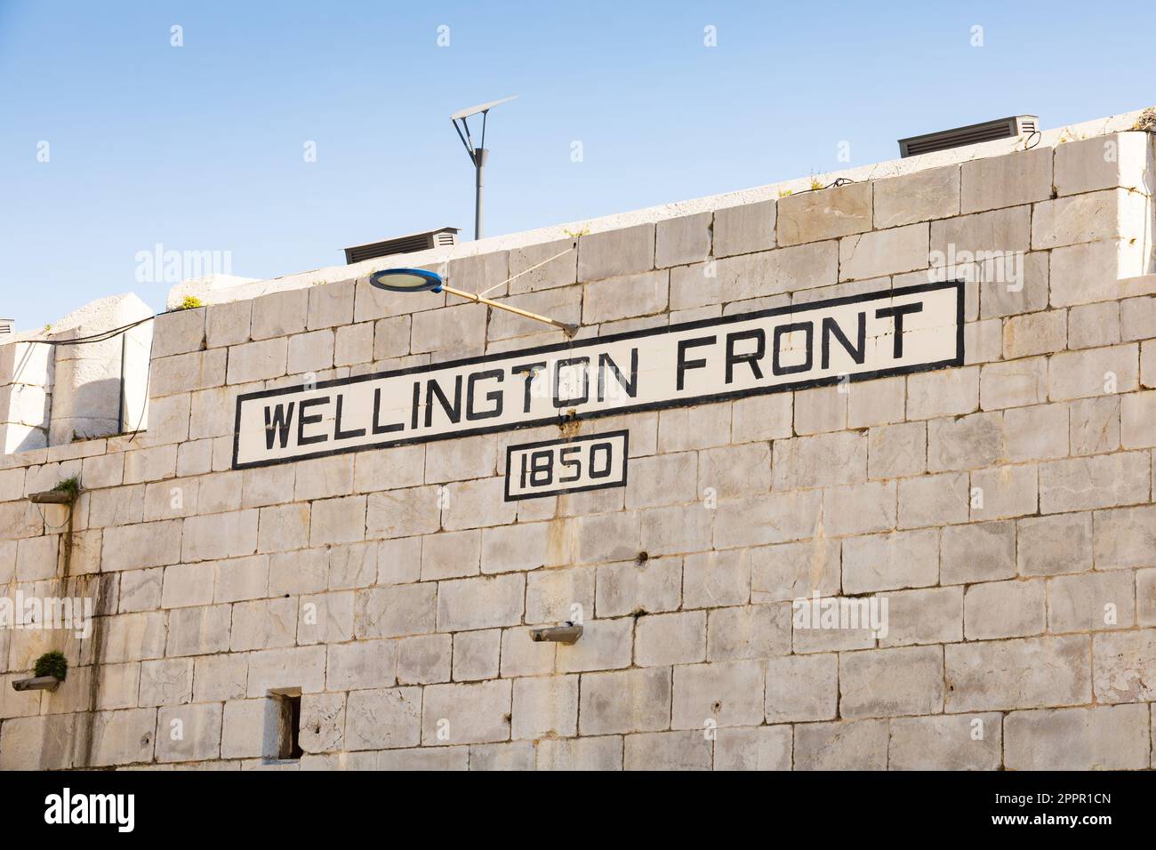Wellington Front on the Line Curtain Wall, il territorio britannico d'oltremare di Gibilterra, la Rocca di Gibilterra sulla penisola iberica. Foto Stock