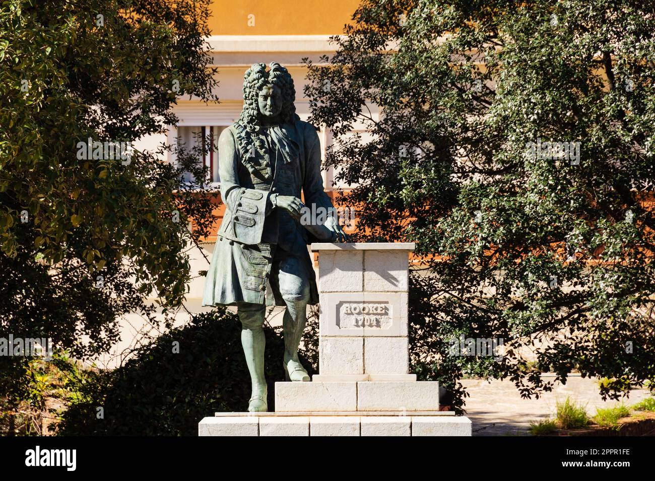 Statua in bronzo dell'ammiraglio Sir George Rooke, che catturò Gibilterra nel 1704. La statua fu eretta il 300th° anniversario del dominio britannico. Scolpito b Foto Stock