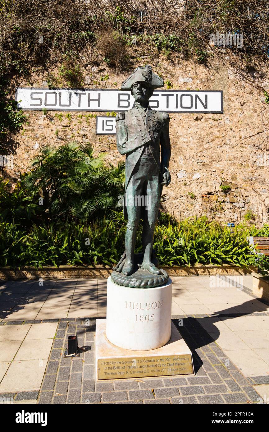 Line Curtain Wall, Bastion Sud. Statua dell'ammiraglio Horatio Nelson, eroe della battaglia di Trafalgar. Eretto il 200th° anniversario della battaglia. S Foto Stock