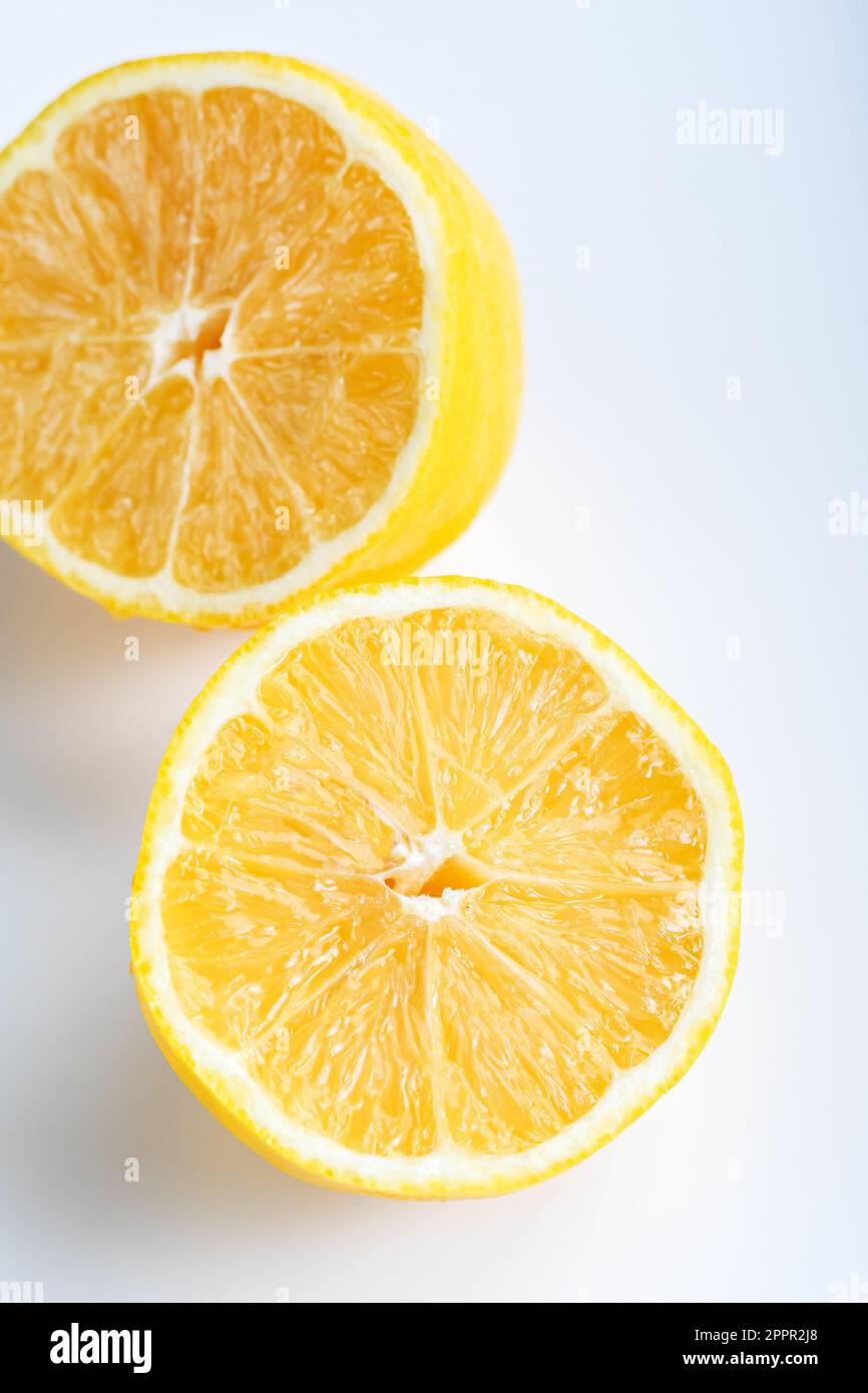 Limone tagliato a metà, isolato su fondo bianco. Limone tagliato a metà isolato su fondo bianco. Foto Stock