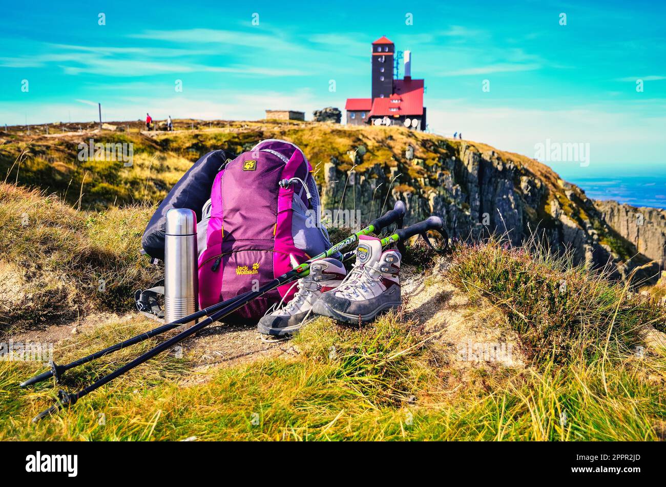 Karkonosze, Polonia - 29 settembre 2014: Attrezzature per esterni con sfondo sfocato. Attrezzatura turistica di base con stazione di relay sfocata e Snow Cirques Foto Stock